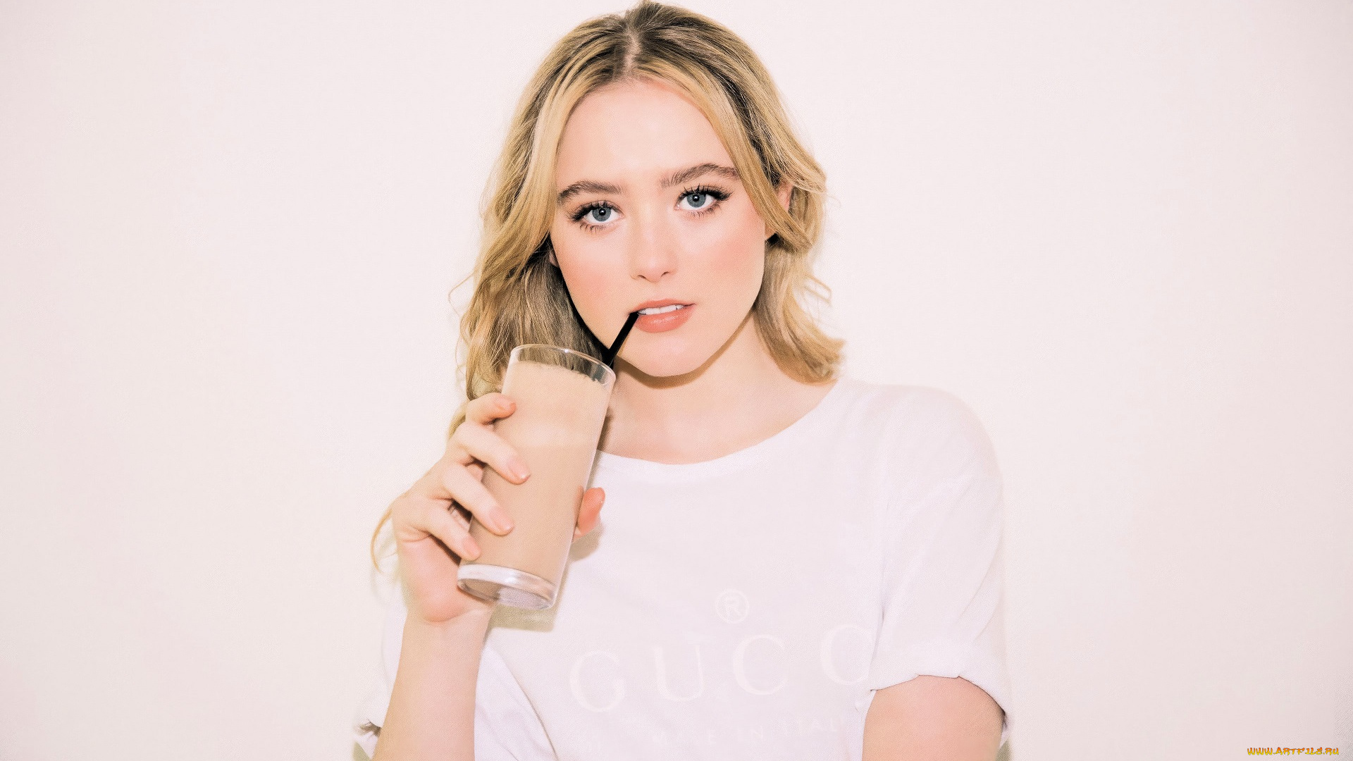 kathryn, newton, девушки, блондинка, футболка, стакан