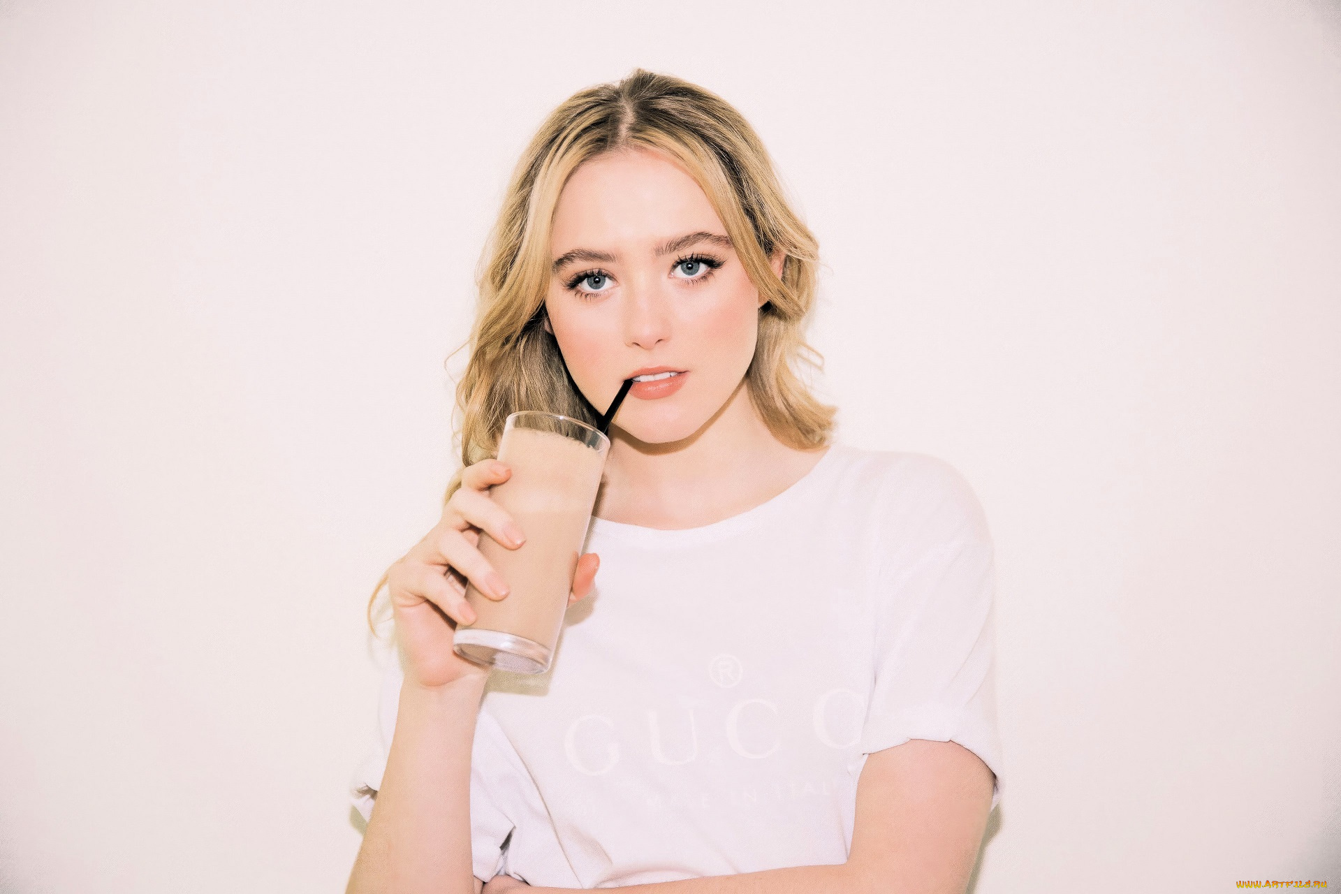 kathryn, newton, девушки, блондинка, футболка, стакан