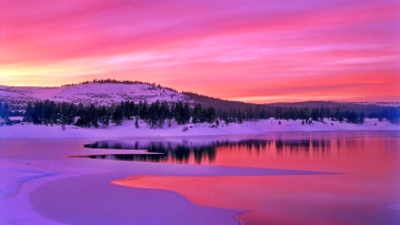 Картинка природа побережье озеро горы облака небо деревья снег зима