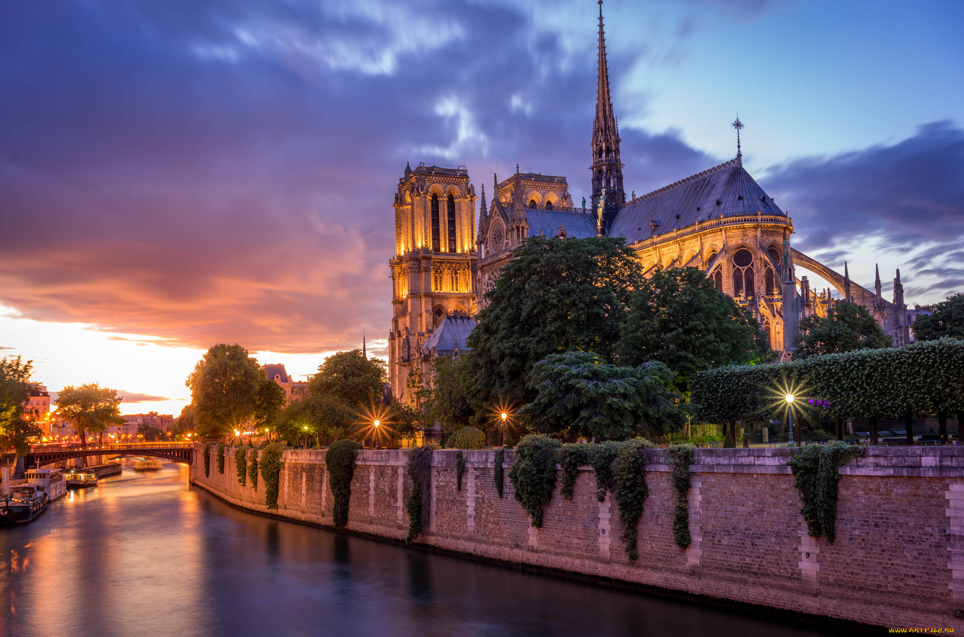 Notre Dame at Sunrise, Paris, France загрузить