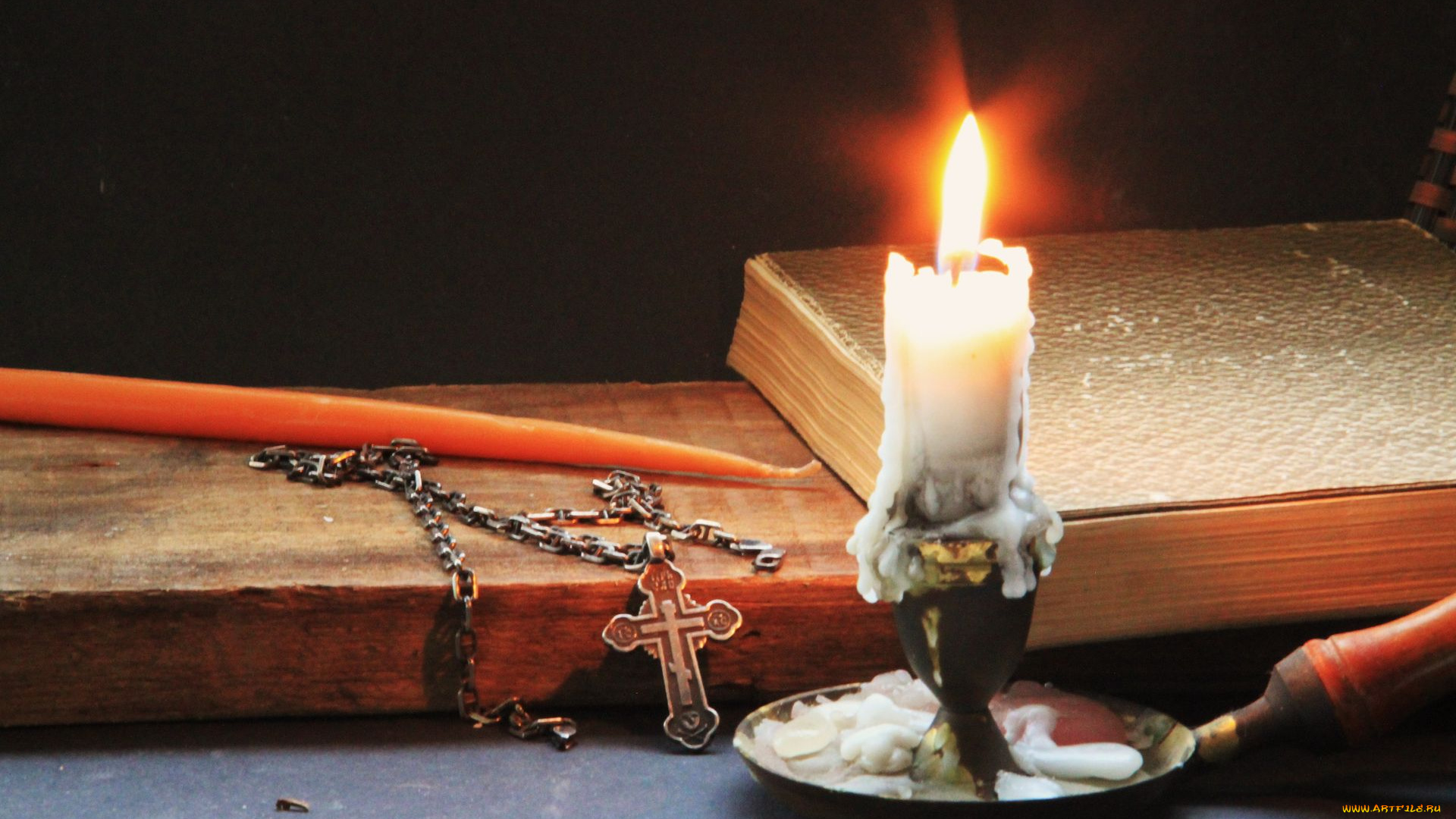 Церковная свеча и крест