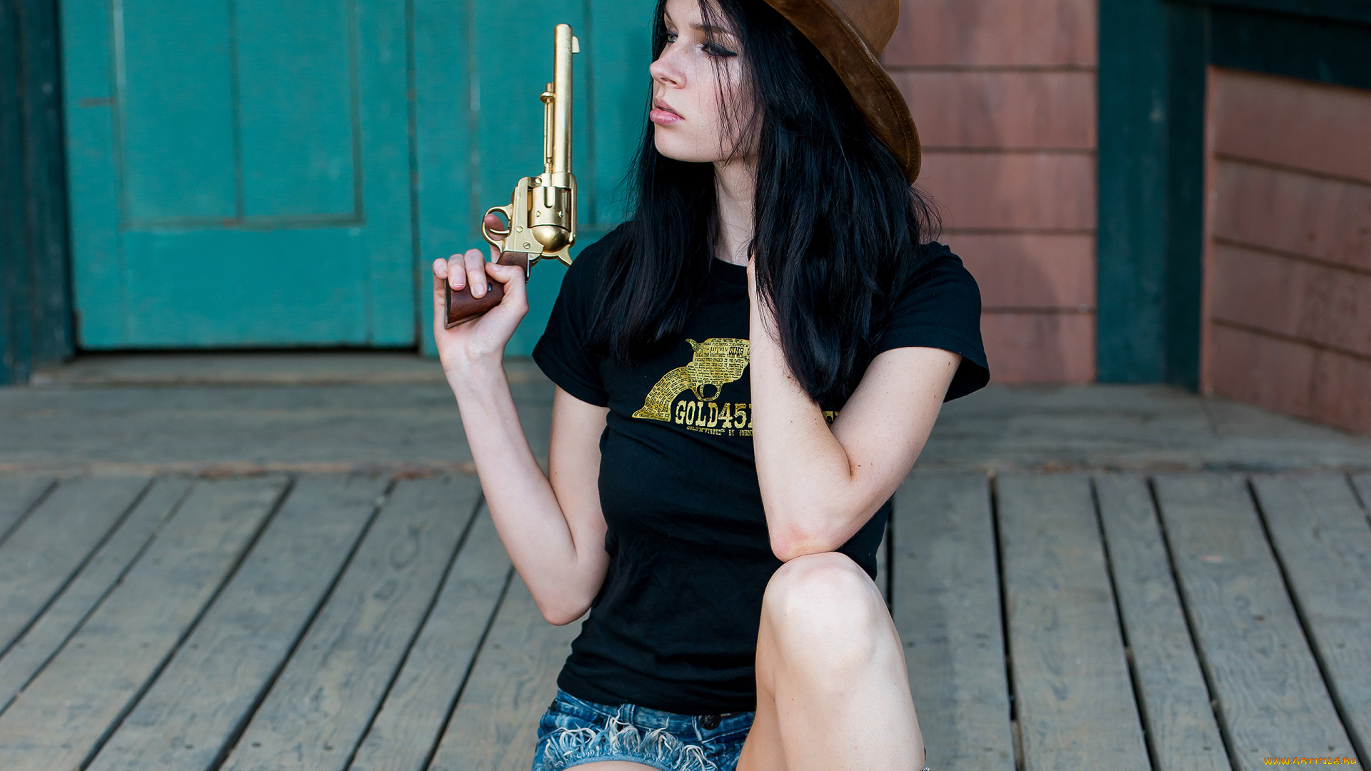 -Unsort, Девушки, с, оружием, девушки, unsort, оружием, крыльцо, шорты, шляпа, футболка, револьвер