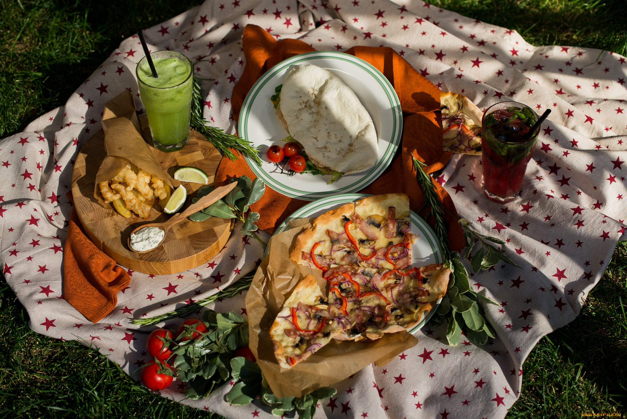 Пикник едет. Еда на пикник. Блюда на природе. Еда для пикника на природе. Сервировка пикника на природе.