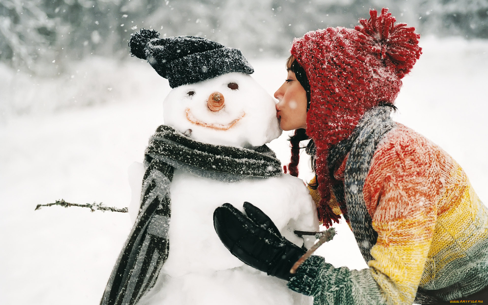 , девушки, снеговик, зима, поцелуй