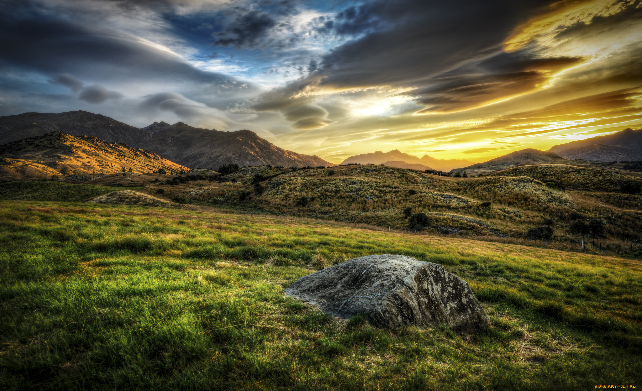 Поле с горами. Горная равнина. Пейзаж HDR. Гора земли. Поле горы.