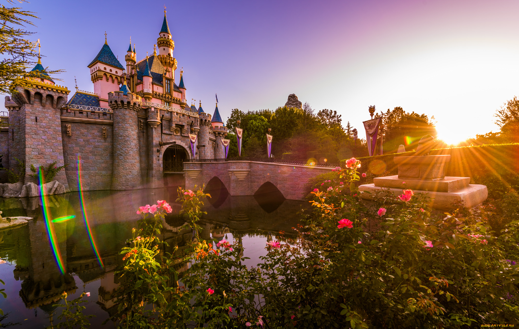 Волшебная страна. Диснейленд Анахайм замок спящей красавицы. Disneyland Park в Калифорнии замок. Диснейленд в Анахайме ландшафт. Диснейленд Париж на закате.