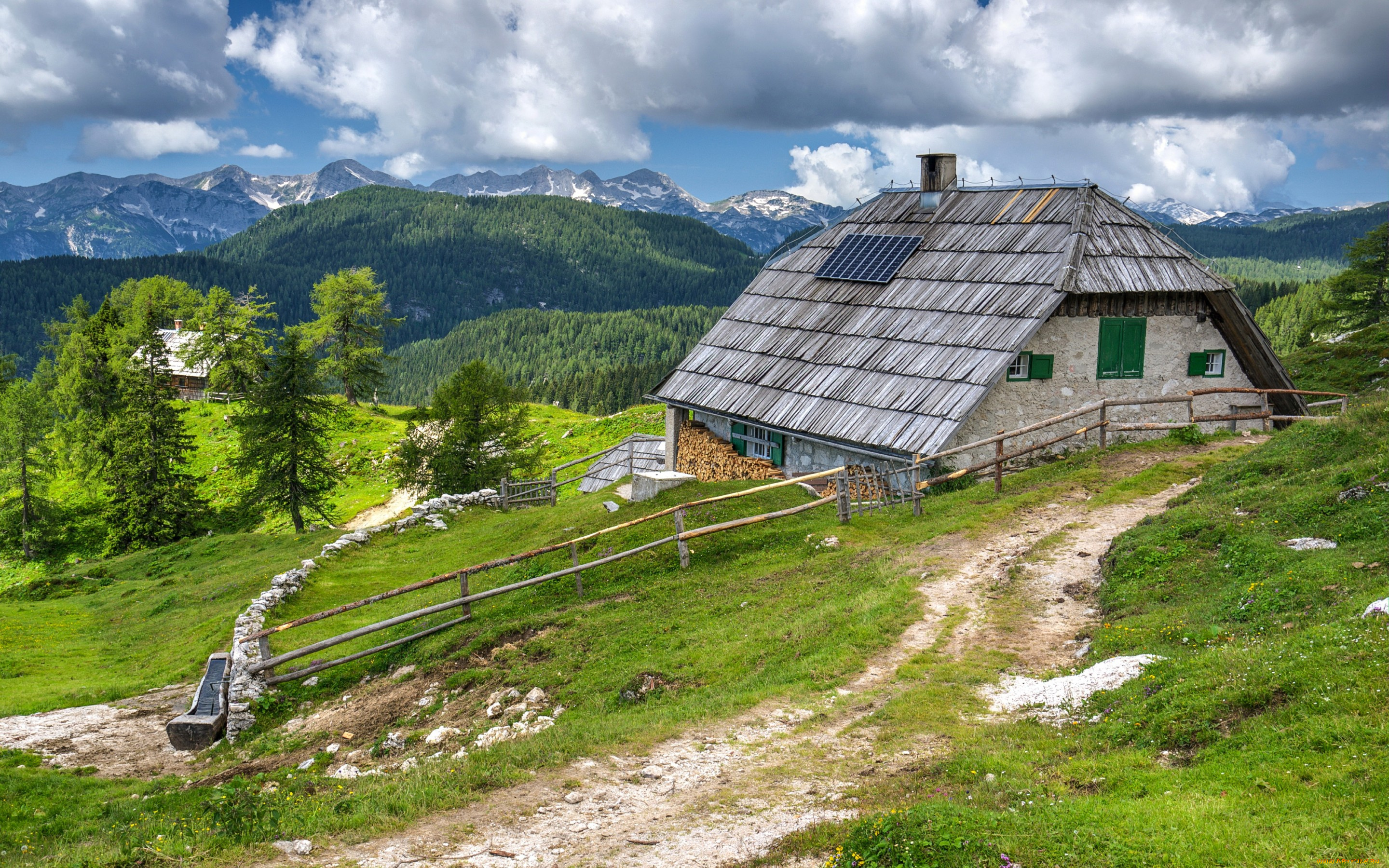 природа, пейзажи, облака, забор, тропинка, дом, леса, bohinj, горы, словения, зелень, трава, дрова, деревья