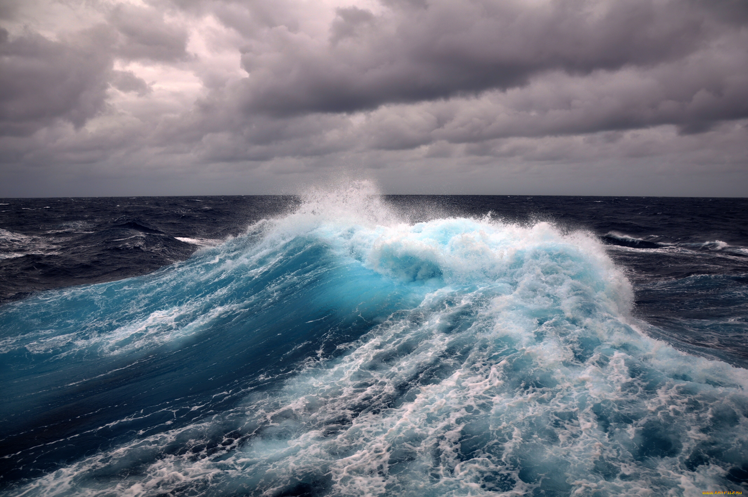 Воды океана 5 класс. Бискайский залив волны убийцы. Атлантический океан шторм. Море, волны. Бушующее море.