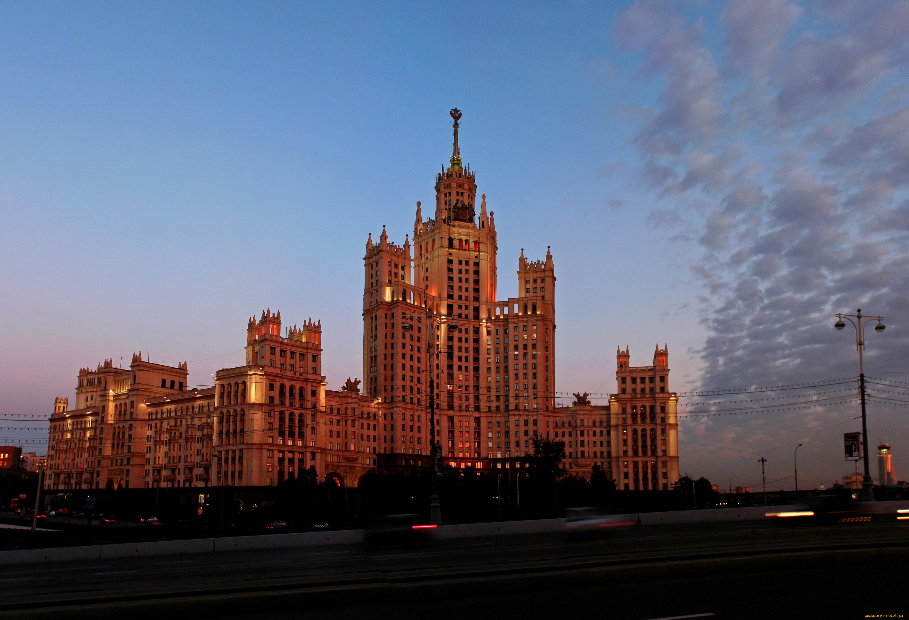 Нужные здания в городе. Сталинские высотки в Москве. Москва-Сити и сталинские высотки. Сталинские высотки в Питере. 9 Сталинских высоток.