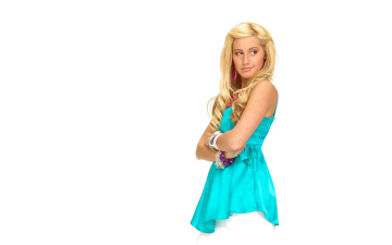 Картинка девушки ashley+tisdale усмешка браслеты туника блондинка