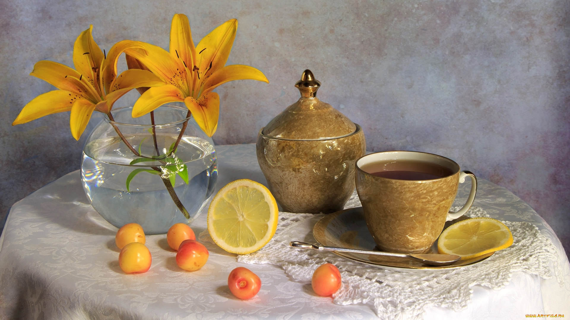еда, натюрморт, сахарница, чашка, чай, желтый, охра, текстура, черешня, цветы, лилия, лимон
