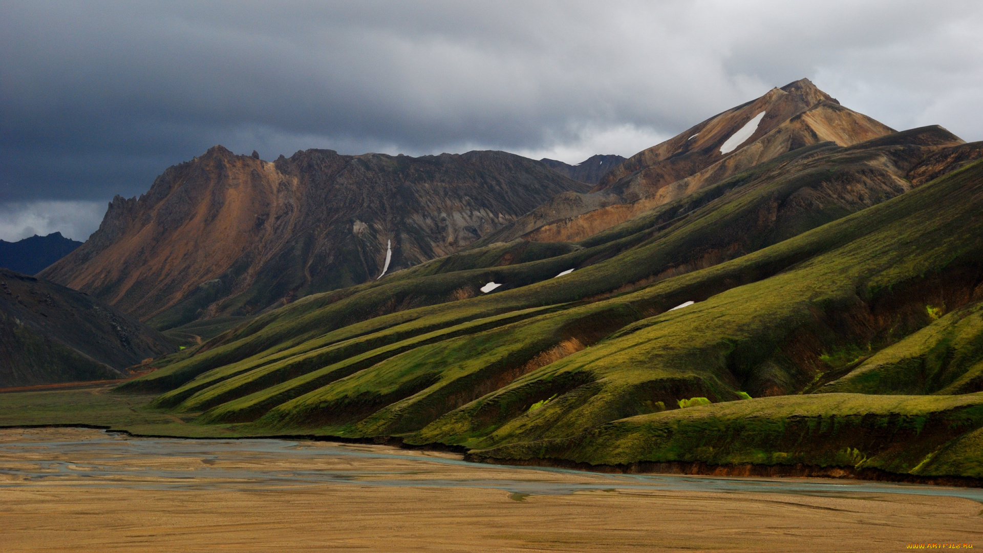 landmannalaugar, природа, горы, ручей, зелень, склоны, снег, небо, тучи