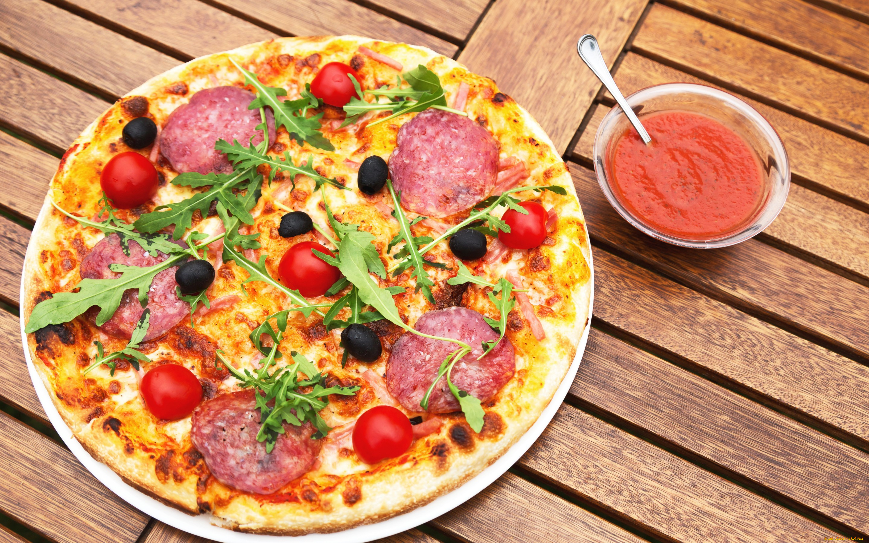 еда, пицца, зелень, томаты, sauce, pizza, tomato, помидоры, cheese, соус, колбаса, sausage