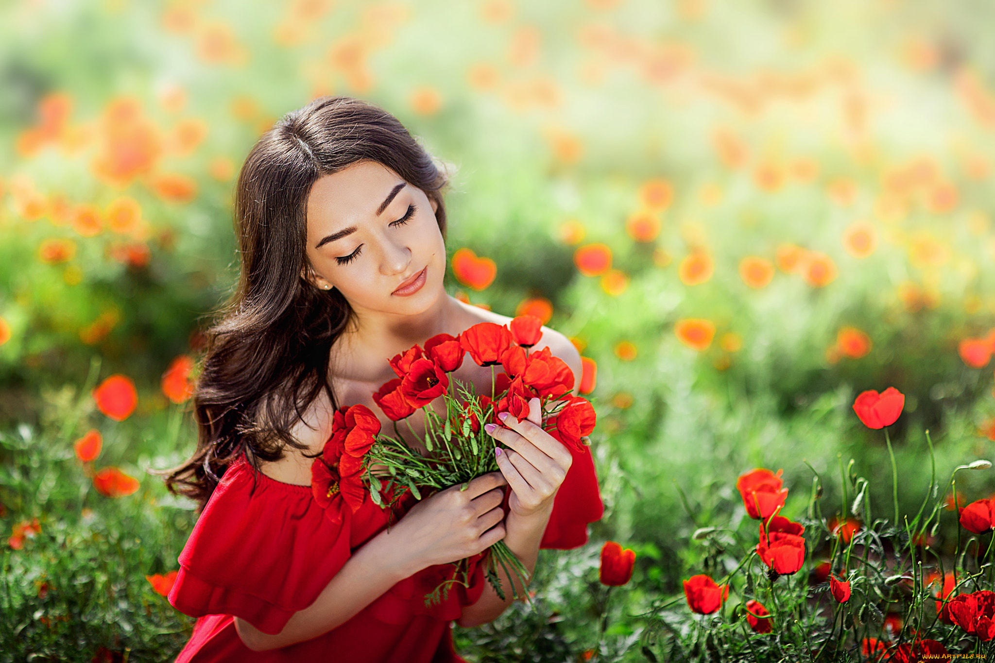 My flowers are beautiful. Женщина с цветами. Девушка с цветком. Фотосессия с букетом цветов. Счастливая женщина.