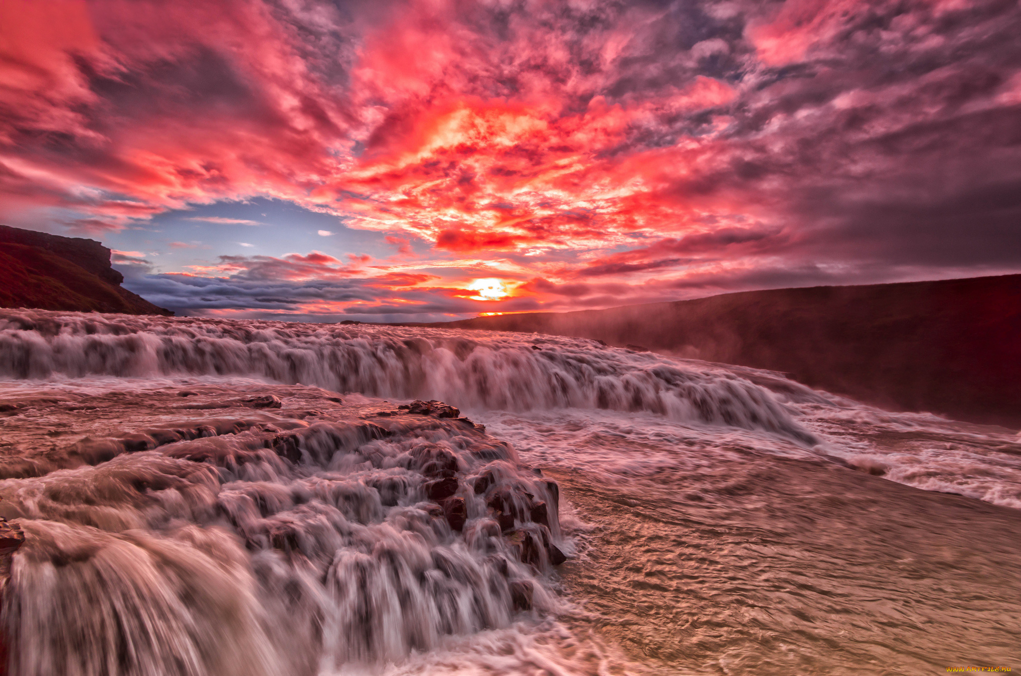 Водопад рассвет. Водопад Годафосс, Исландия. Завораживающие пейзажи. Необычные пейзажи. Красивый закат.