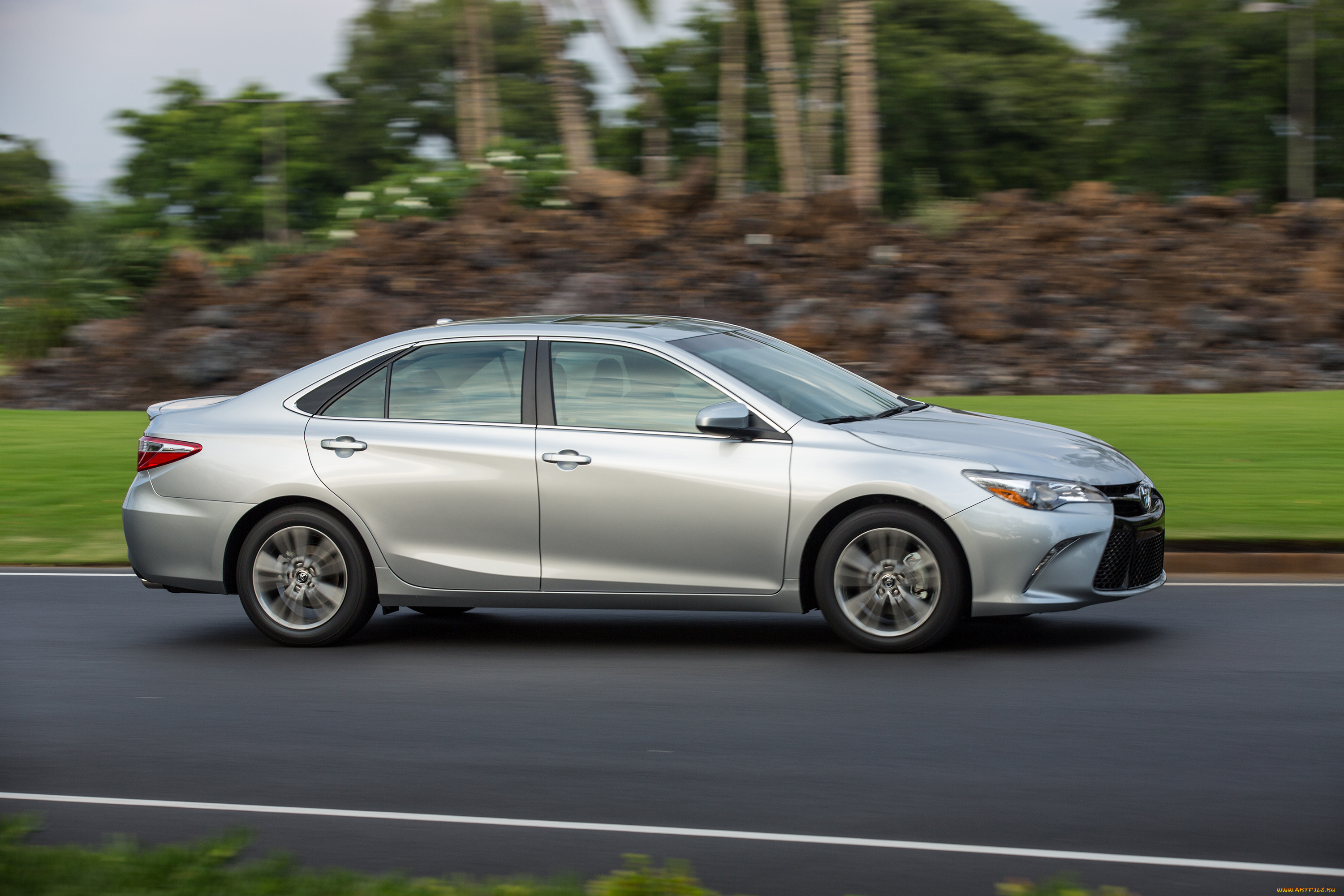 Видео обзор тойоты камри. Toyota Camry se. Камри 2015г. Тойота Камри лифтбек. Машина Тойота 2015.