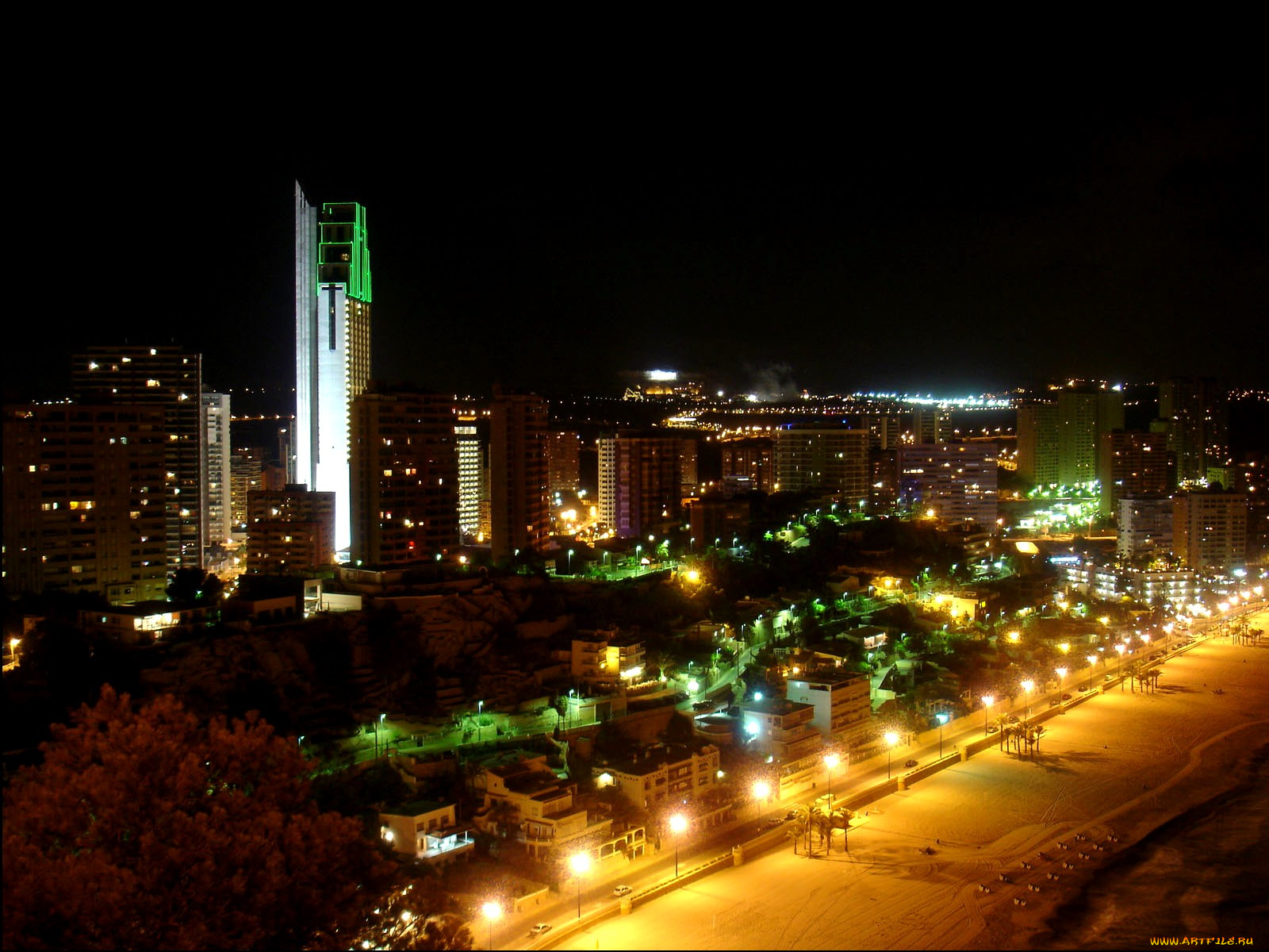 tallest, hotel, spain, города, огни, ночного, отель, ночь, деревья, берег, пляж, здания, испания