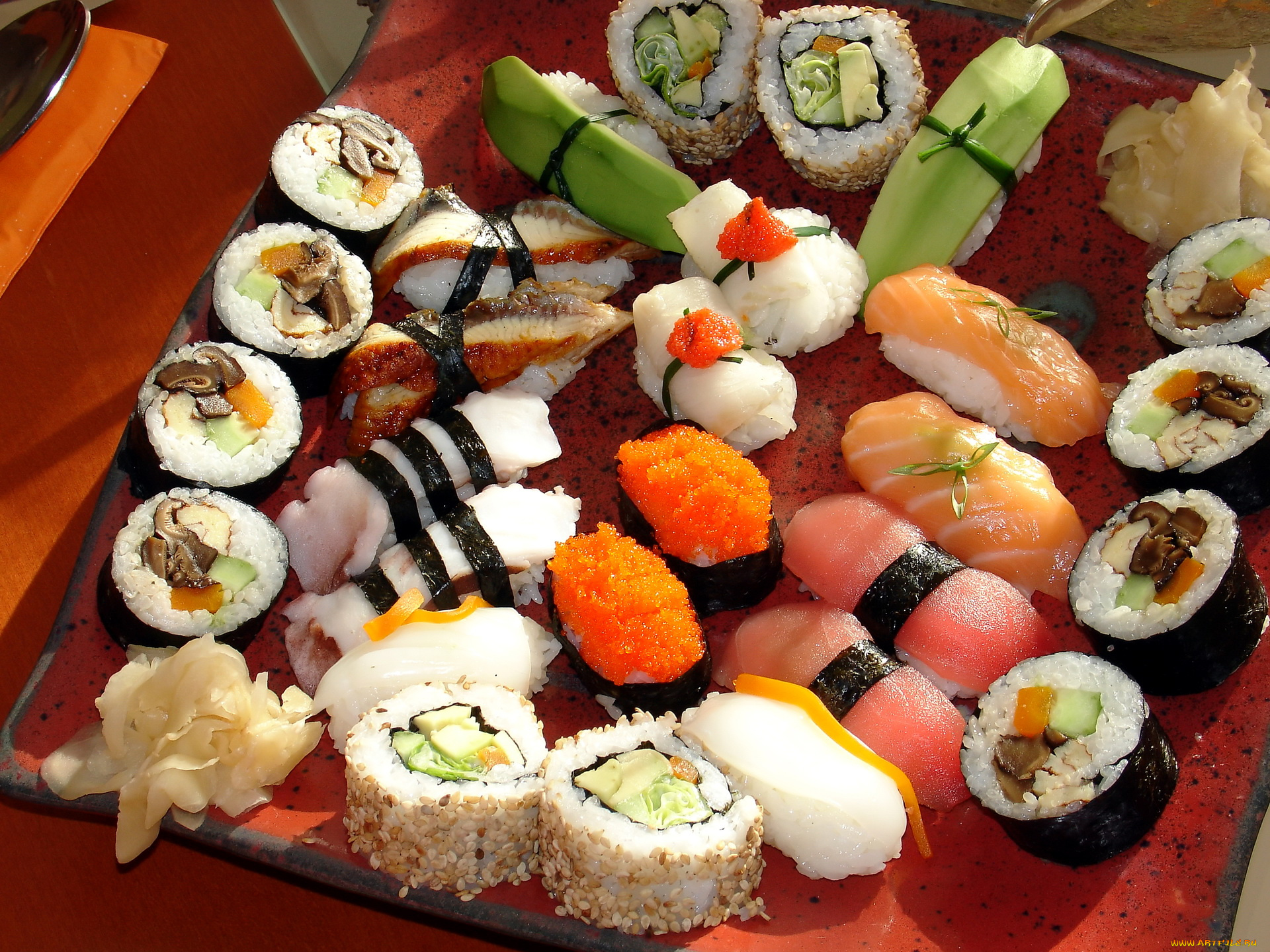 еда, рыба, морепродукты, суши, роллы, суси, зелень, перец, лосось, имбирь, россыпь, ломтики, японская, кухня, Япония, сашими, красная, рыба, japan, food, japan, sushi, васаби, грибы, сервировка, икра, рис