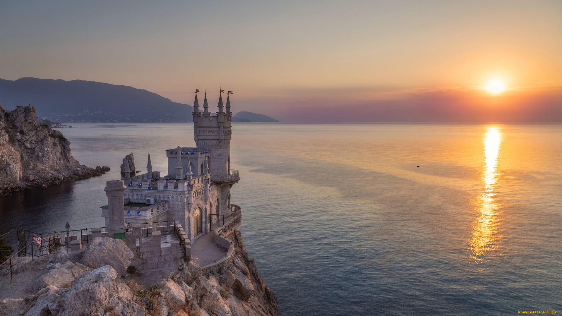 Castle on the sea. Ялта замок Ласточкино гнездо. Аврорина скала Ласточкино гнездо. Ласточкино гнездо в Крыму с моря. Фотограф Титов Крым Ласточкино гнездо.