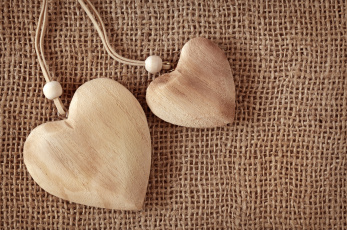 Картинка праздничные день св валентина сердечки любовь сердца деревянные ткань