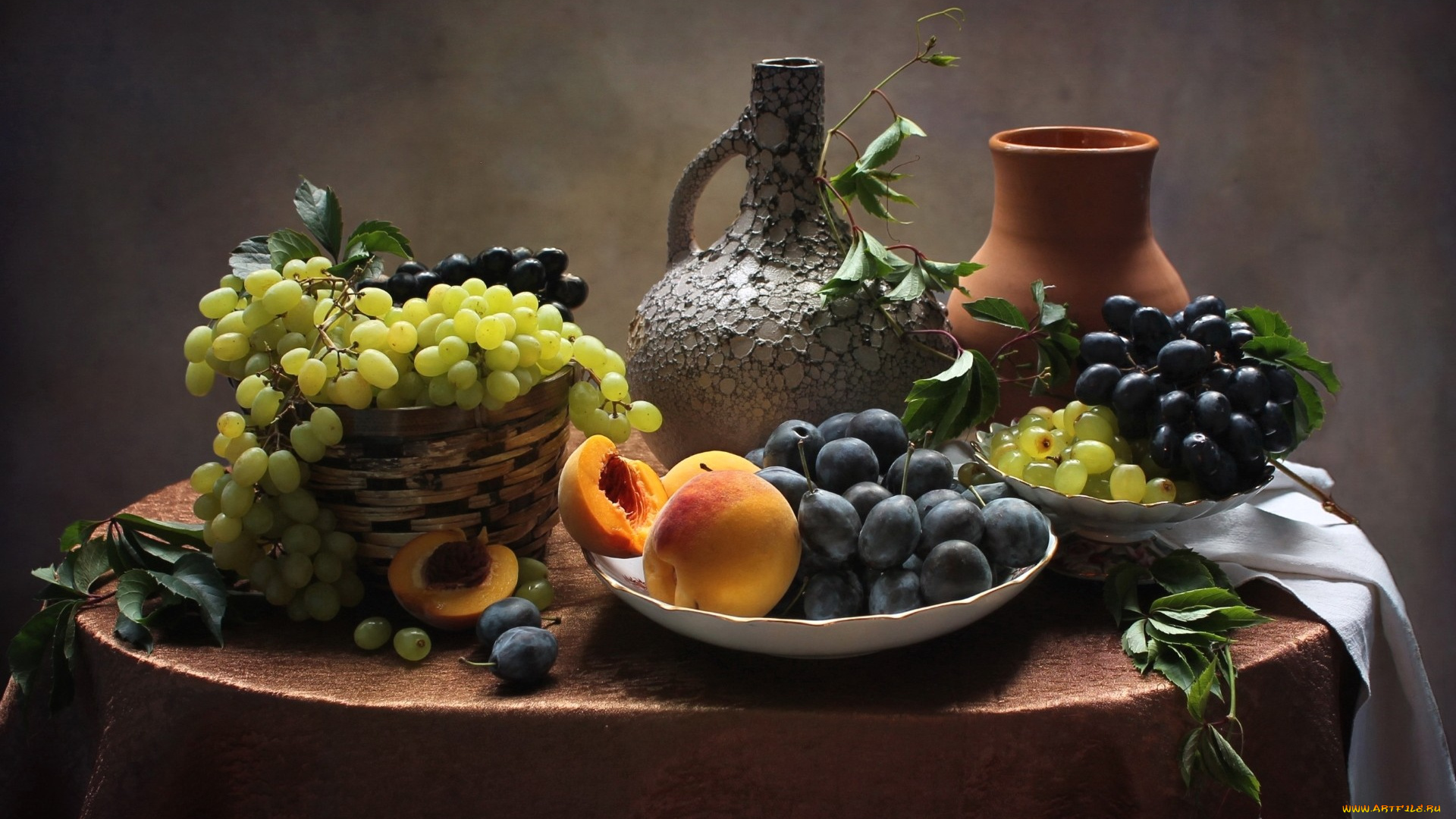 еда, натюрморт, виноград, сливы, персики, кувшин