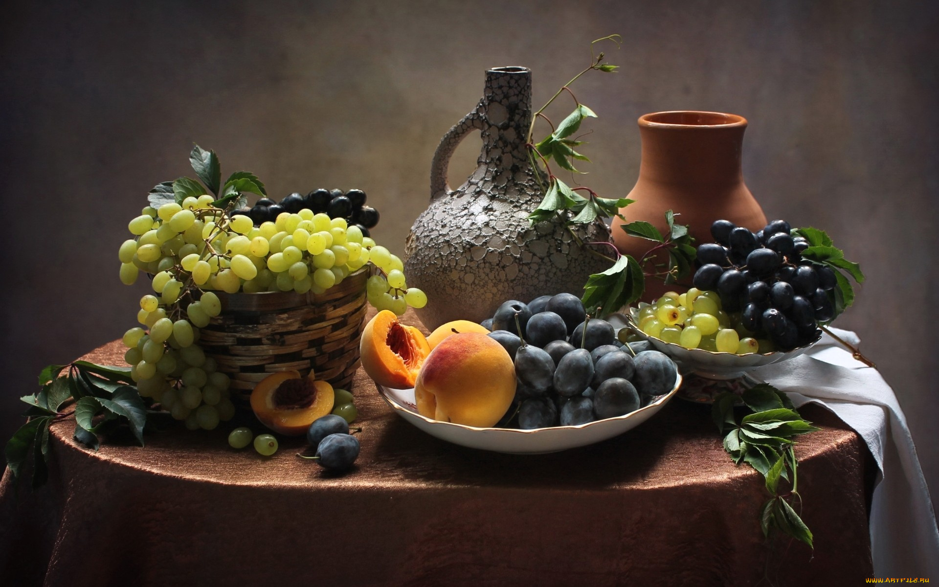 еда, натюрморт, виноград, сливы, персики, кувшин
