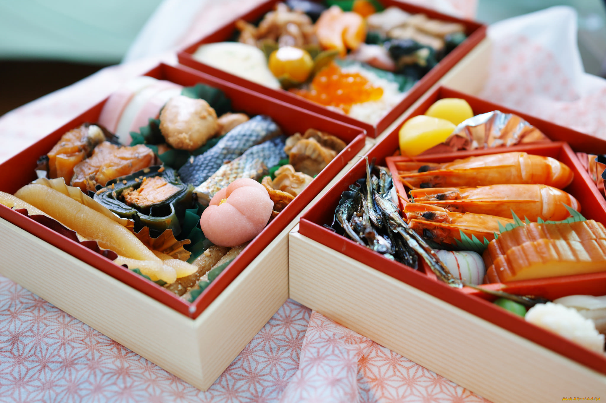Каракатица роллы. Японская кухня Бенто. Бенто с рыбой. Японская кухня морепродукты. Набор морепродуктов.