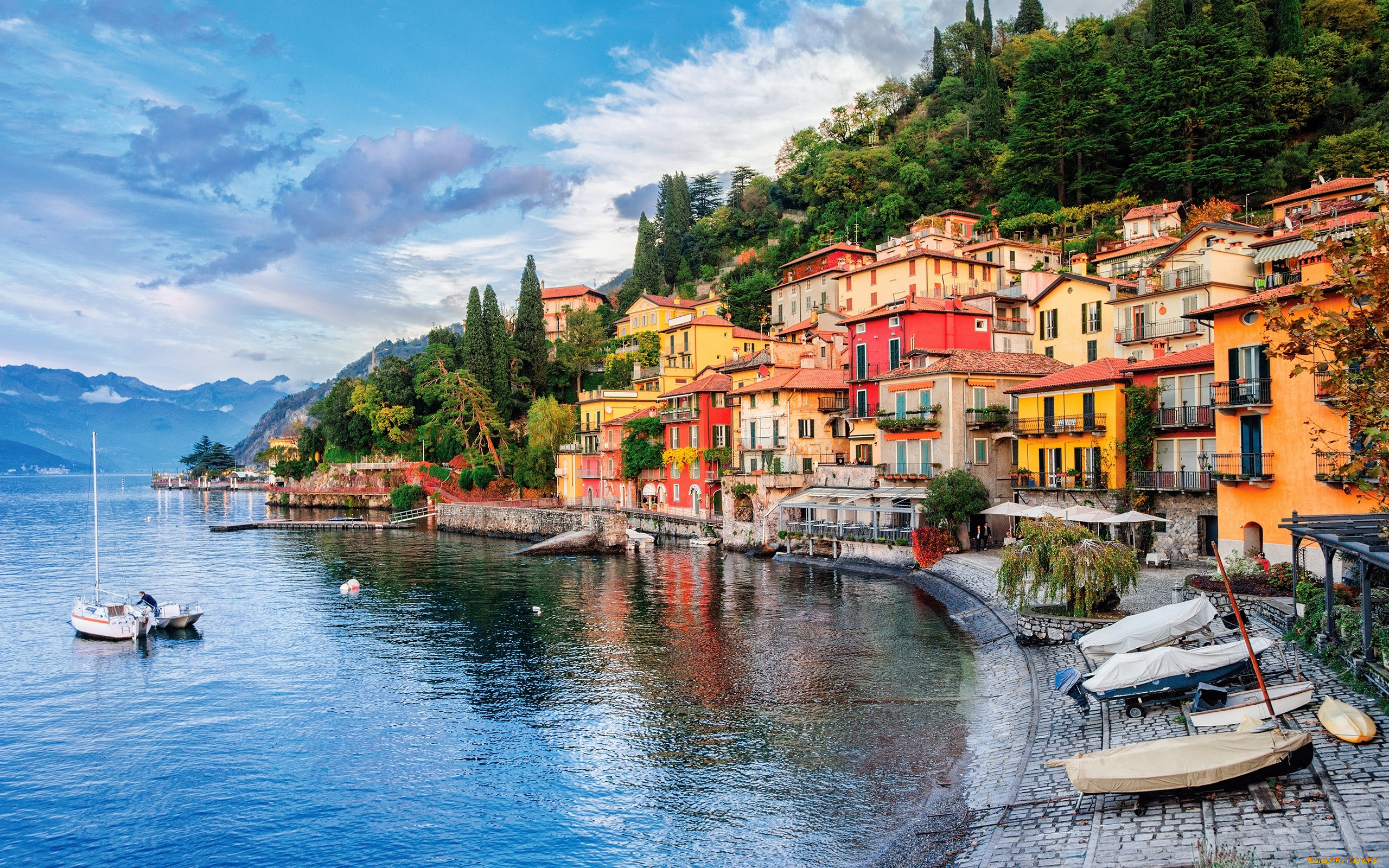 города, милан, , италия, облака, lake, como, milan, дома, горы, деревья, берег, лодки, озеро, небо