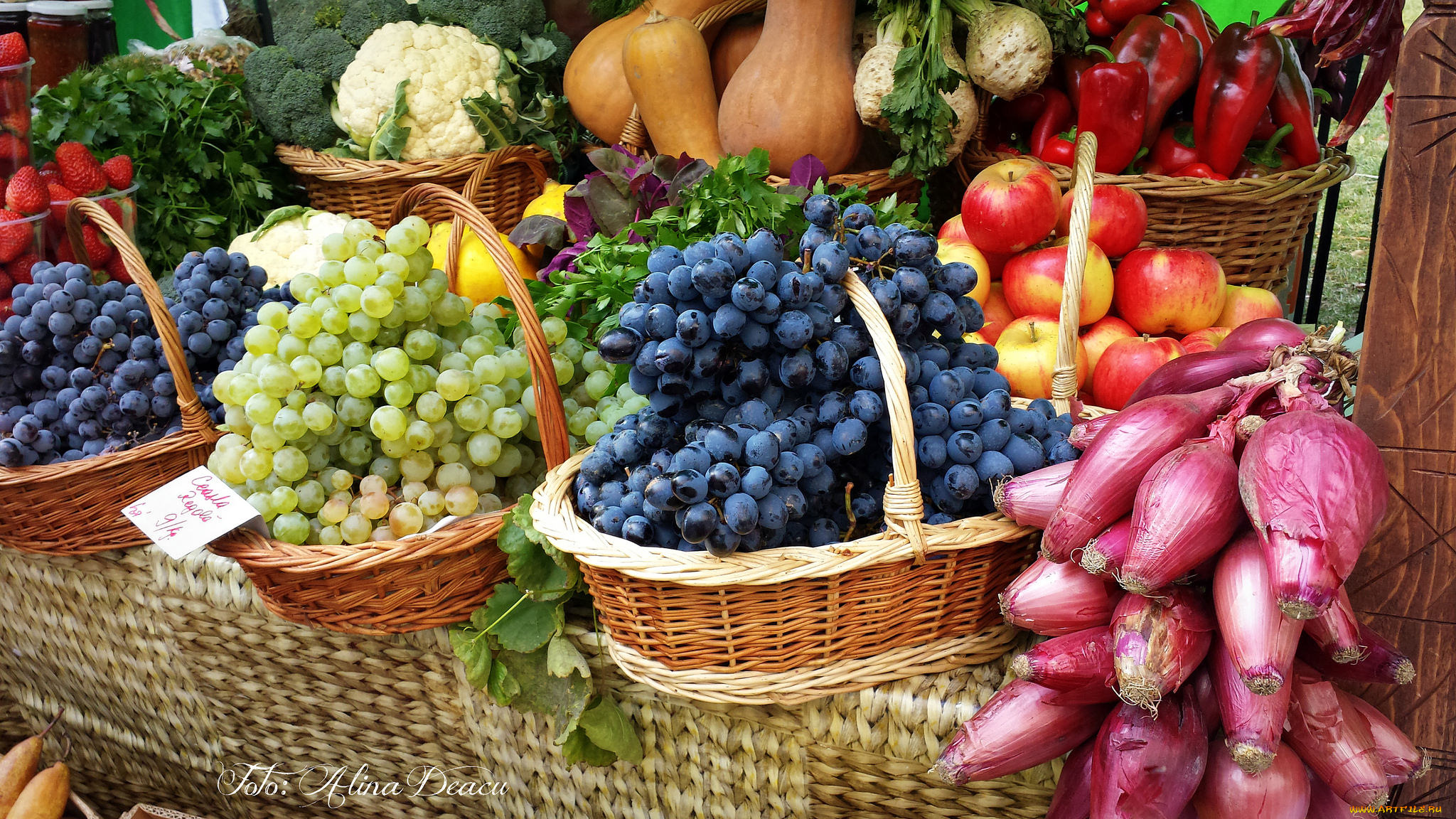Сады фруктов овощей. Овощи и фрукты картинки. Овощи и фрукты вместе. Прилавок с овощами и фруктами. Ягоды на прилавке.