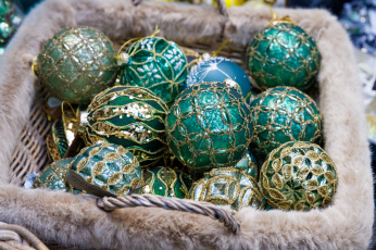 Картинка праздничные шары ящик шарики голубые зеленые