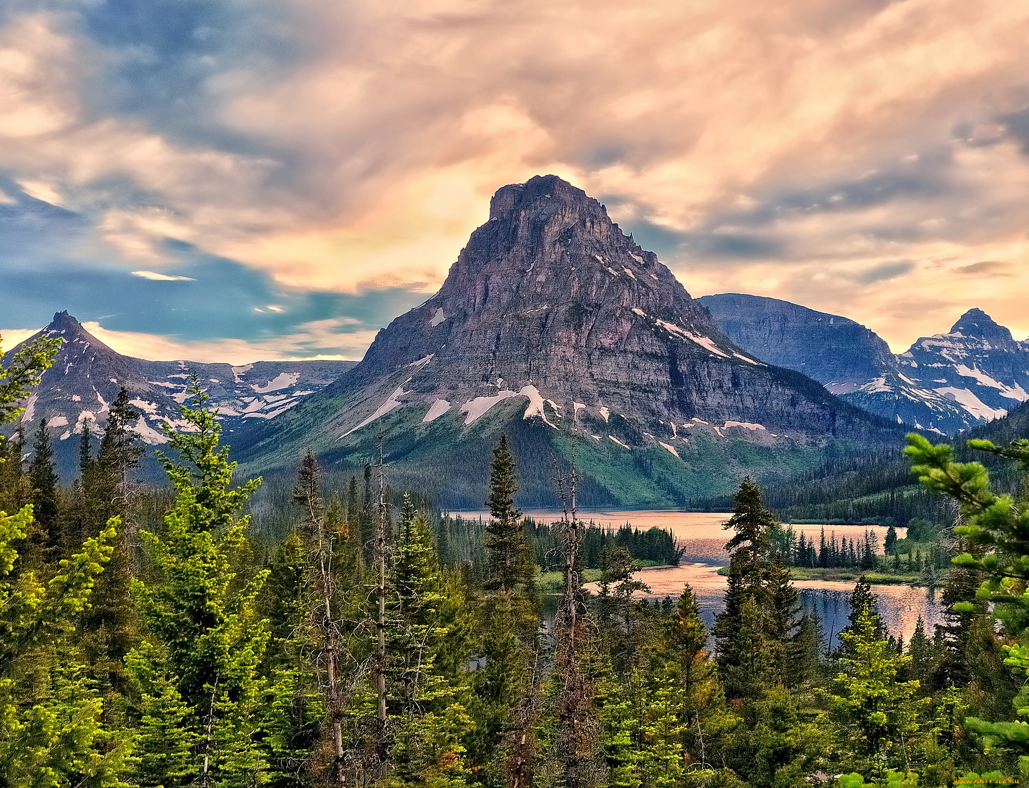 Mountain picture. Долина 10 пиков Канада. Горы лес Енисей. Пейзаж гор. В горах.