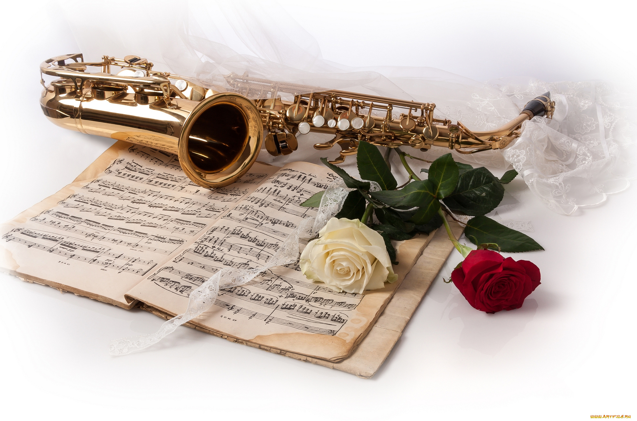Учителю музыки на последний звонок. Музыкальные инструменты и цветы. Открытка музыканту. С днём рождения саксофонисту открытки. Цветы для музыканта.