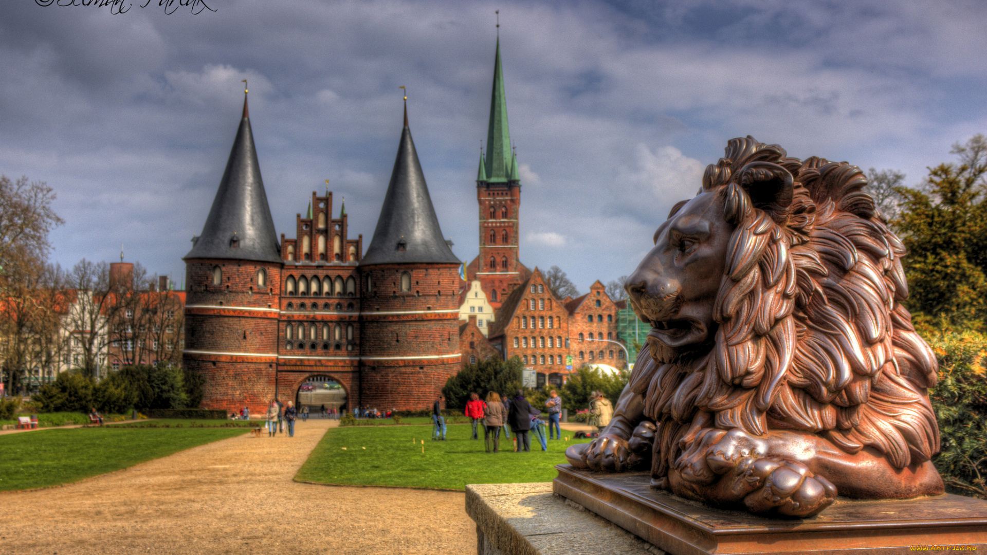 lubeck, germany, города, исторические, архитектурные, памятники, любек, holstentorplatz, голштинские, ворота, лев, скульптура, германия