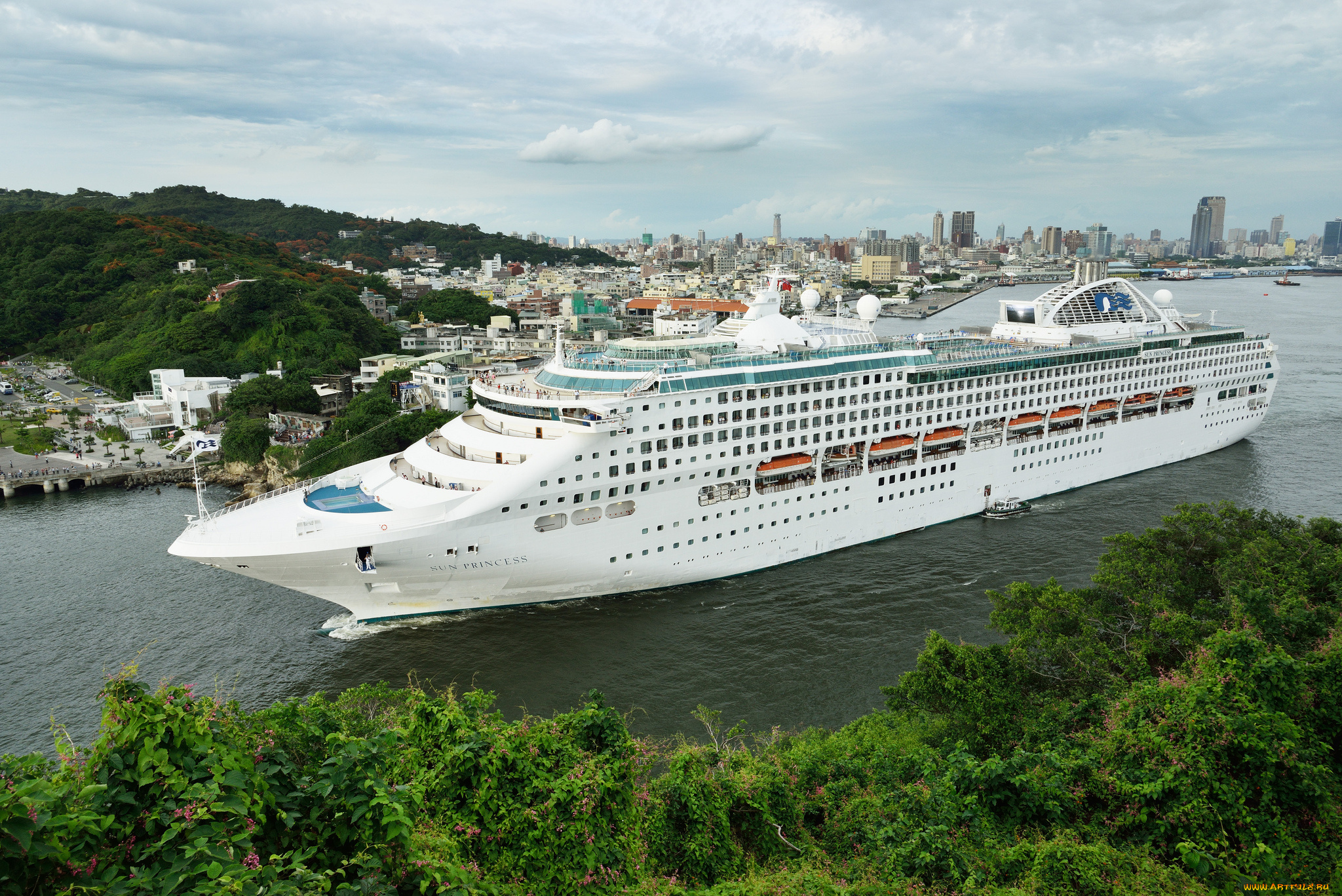 Пассажирский корабль. Sun Princess круизный лайнер. Корабль пассажирский лайнер Sun Princess. Огромный корабль сиа Марин. Океанский теплоход Сангарлес.