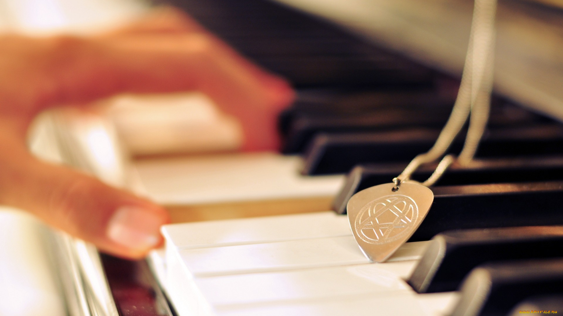 музыка, -музыкальные, инструменты, клавиши, медальон, рука