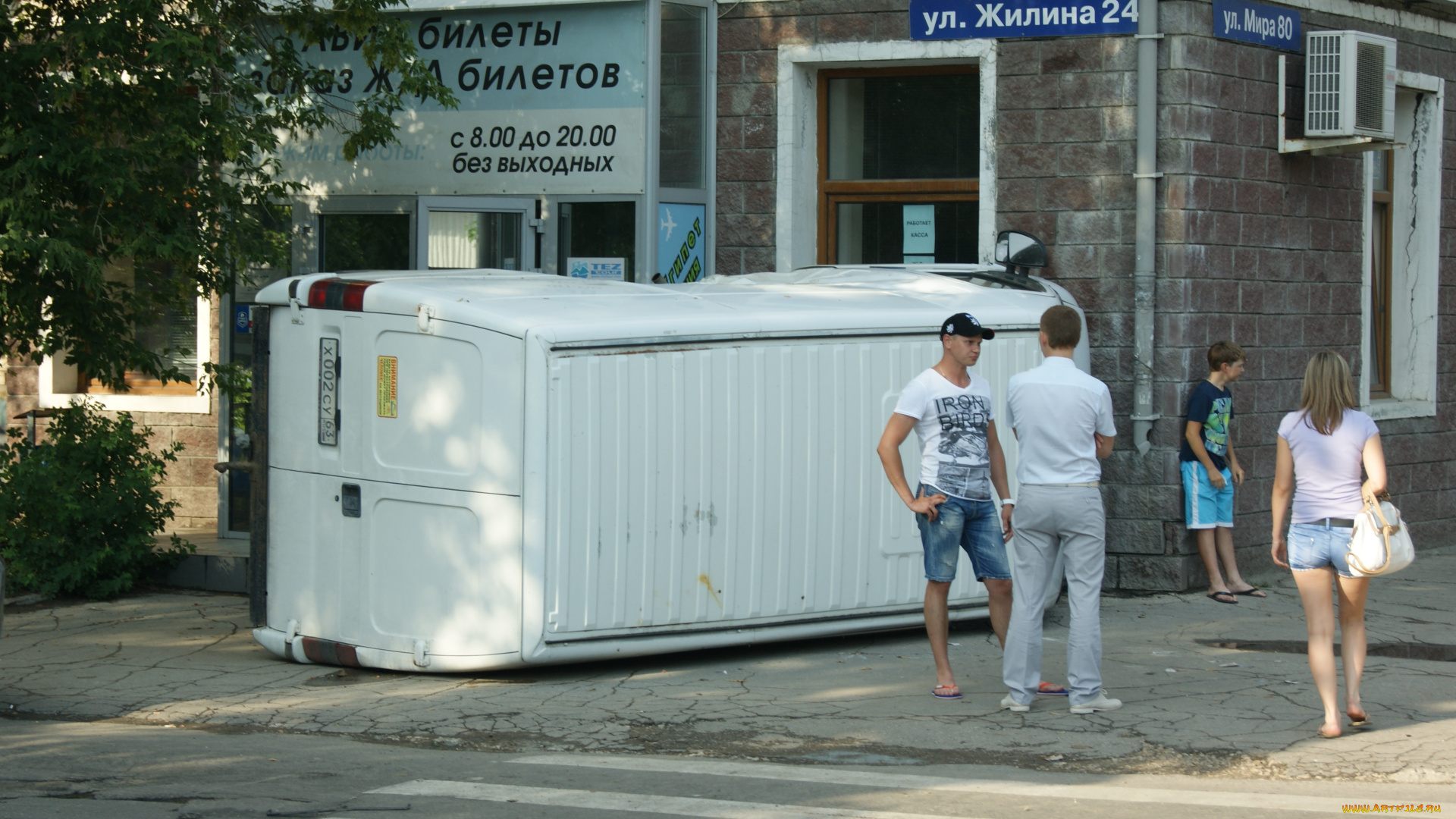 не, паникуй, степаныч, успеем, минут, 10, полежит, отдохнет, путь, юмор, приколы, прохожие, дерево, улица, дом, грузовой, фургон