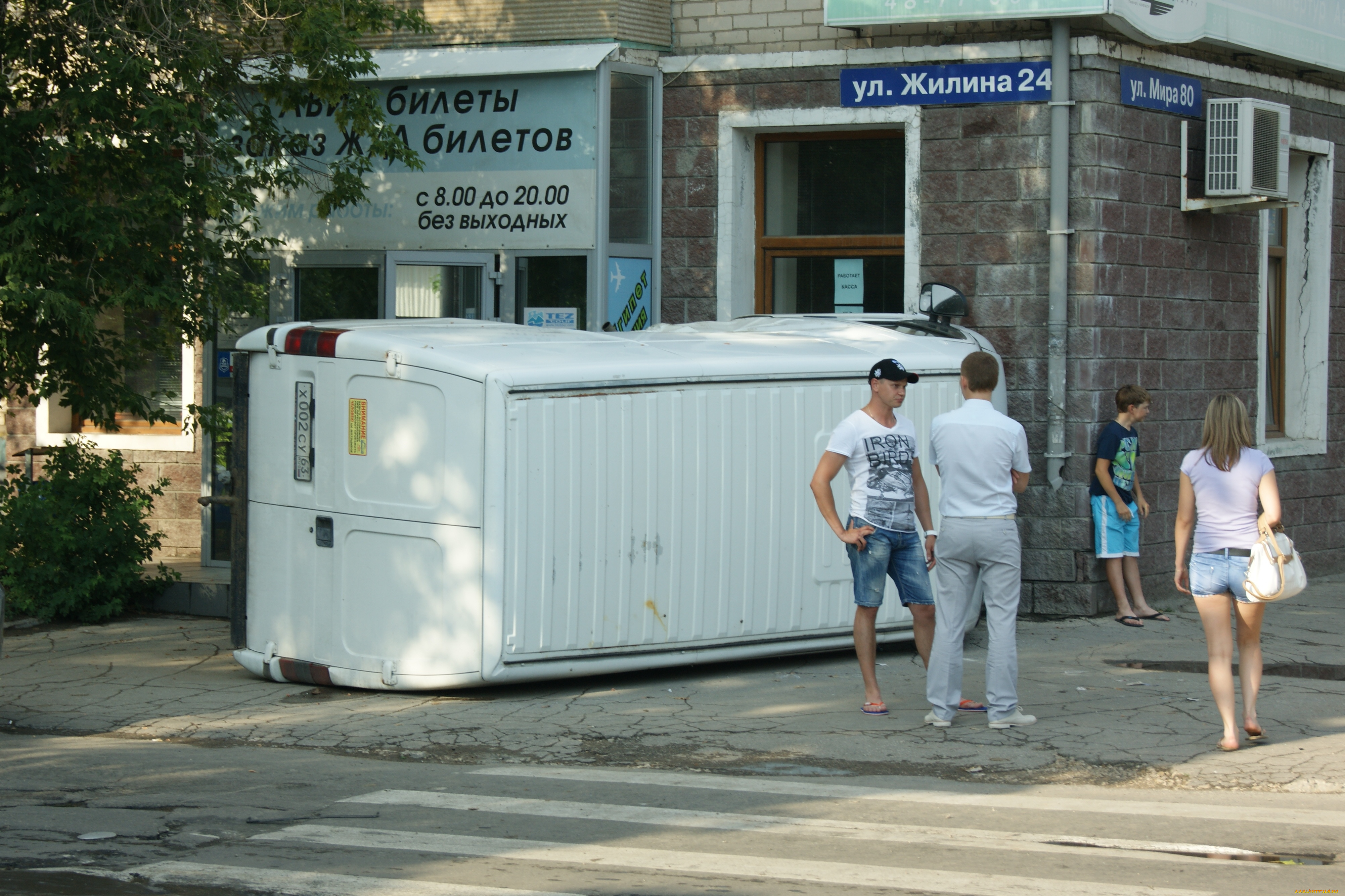 не, паникуй, степаныч, успеем, минут, 10, полежит, отдохнет, путь, юмор, приколы, прохожие, дерево, улица, дом, грузовой, фургон