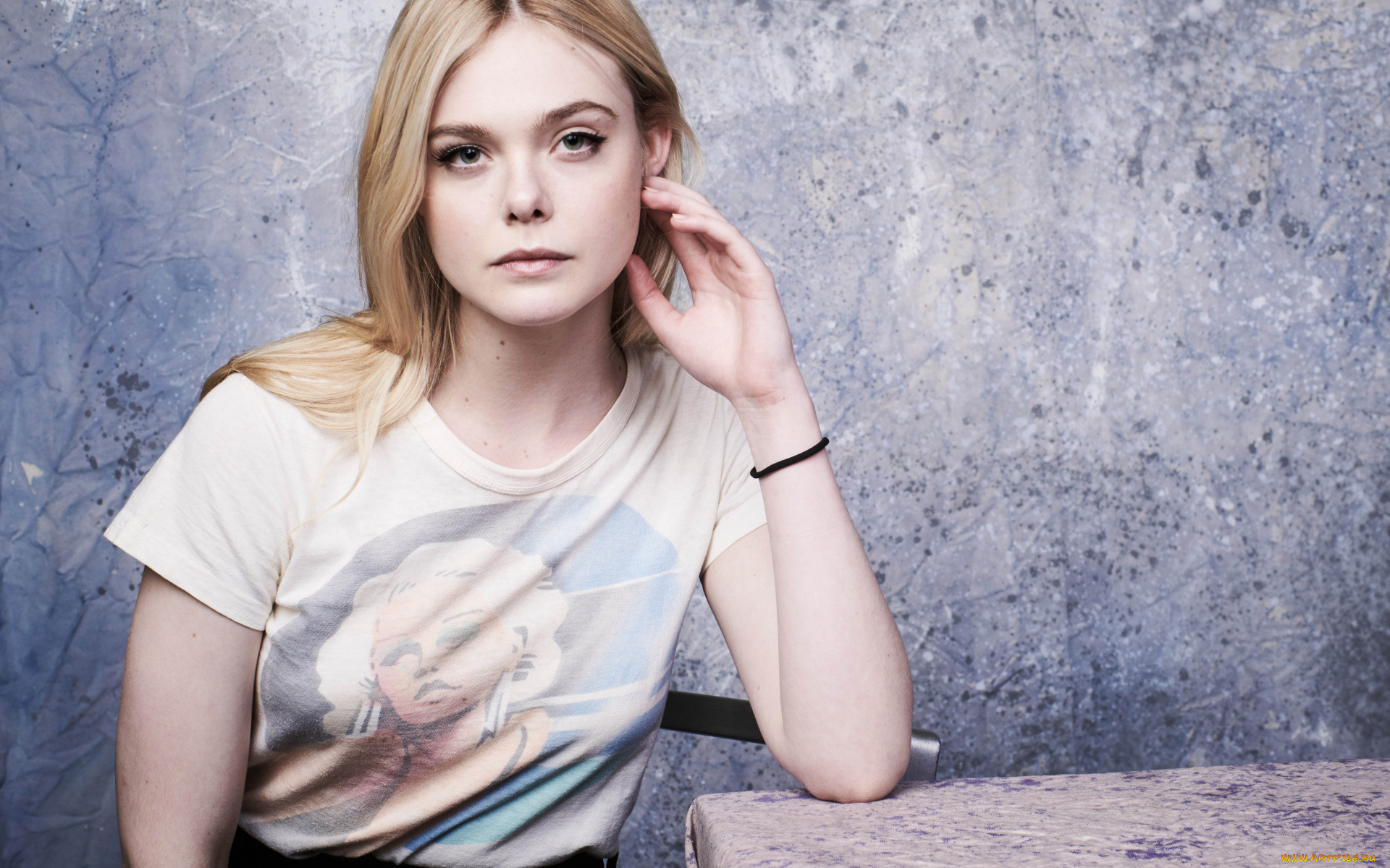 девушки, elle, fanning, футболка, стол, блондинка, актриса