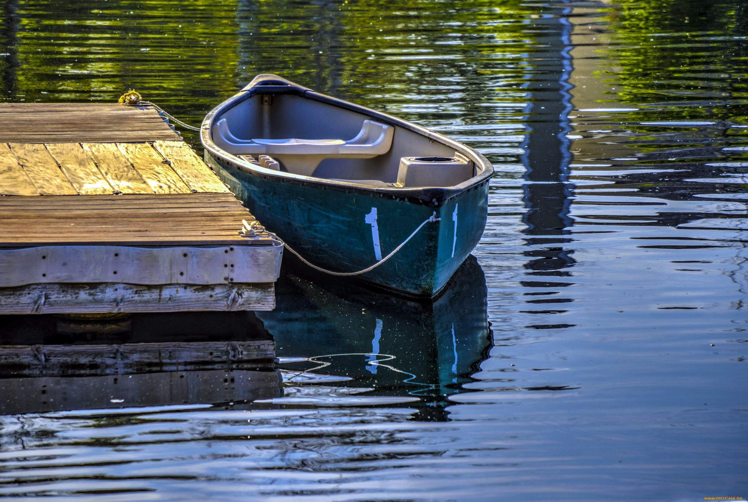 Тает а лодка уплывает. Лодка Пелла Фиорд. Лодка деревянная. Лодка на воде. Причал для лодок.