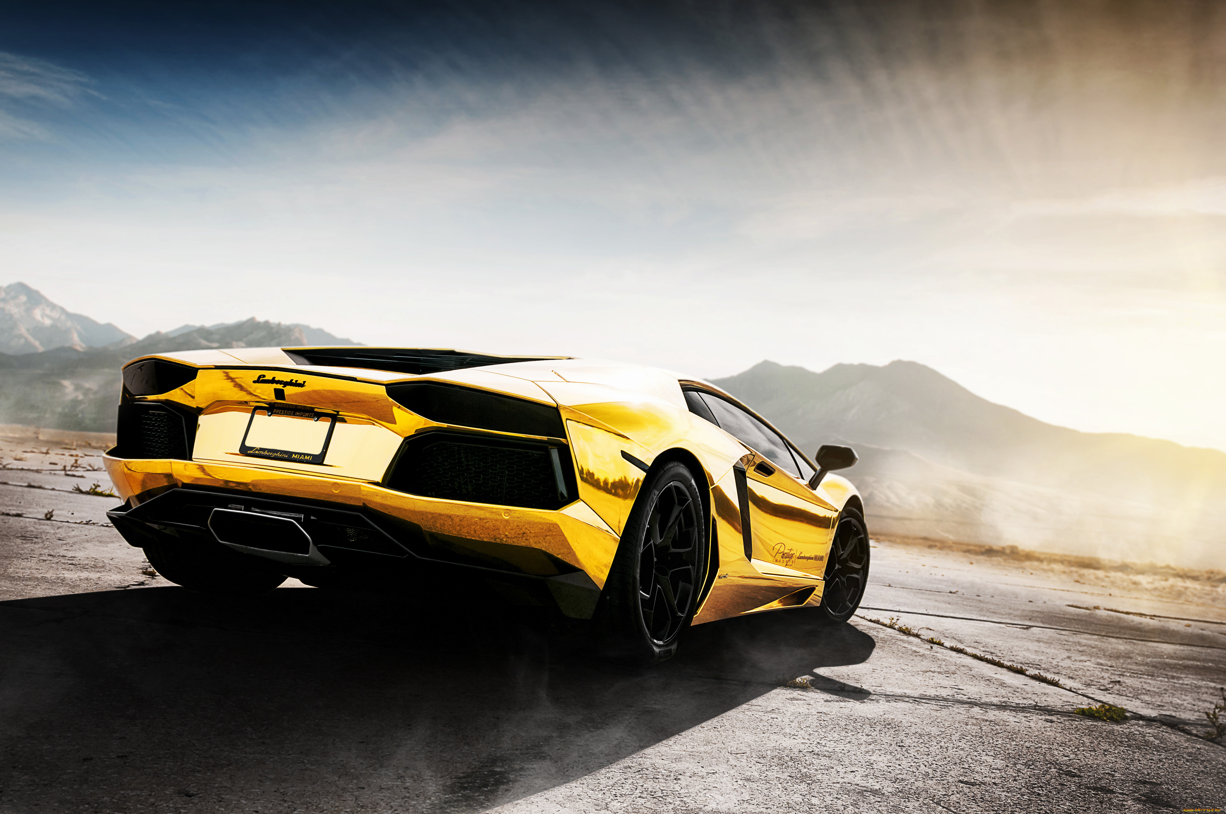 желтый спортивный автомобиль Lamborghini Aventador yellow sports car без смс