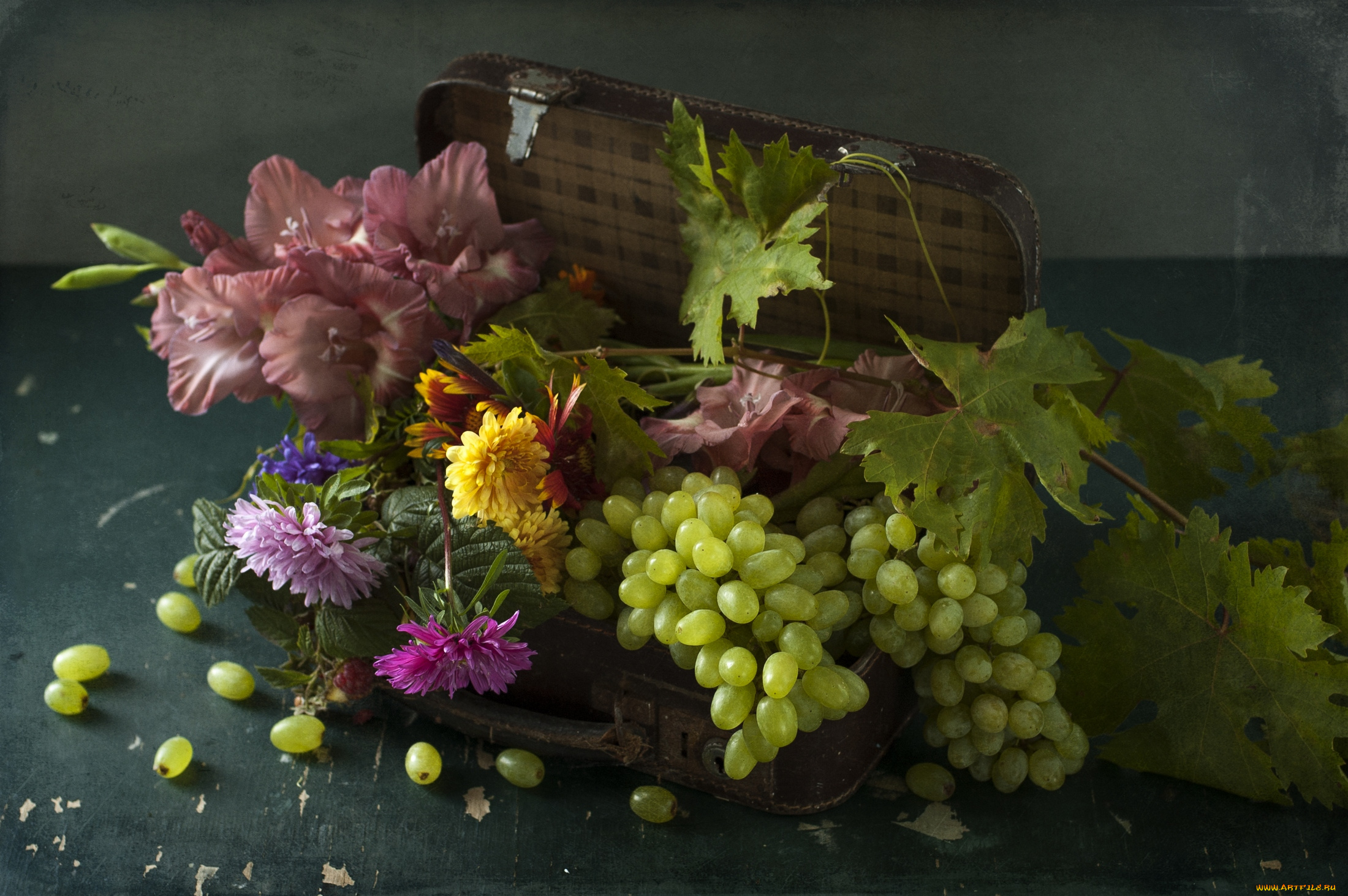 еда, виноград, одуванчики, цветы, гладиолусы, ягоды, чемодан