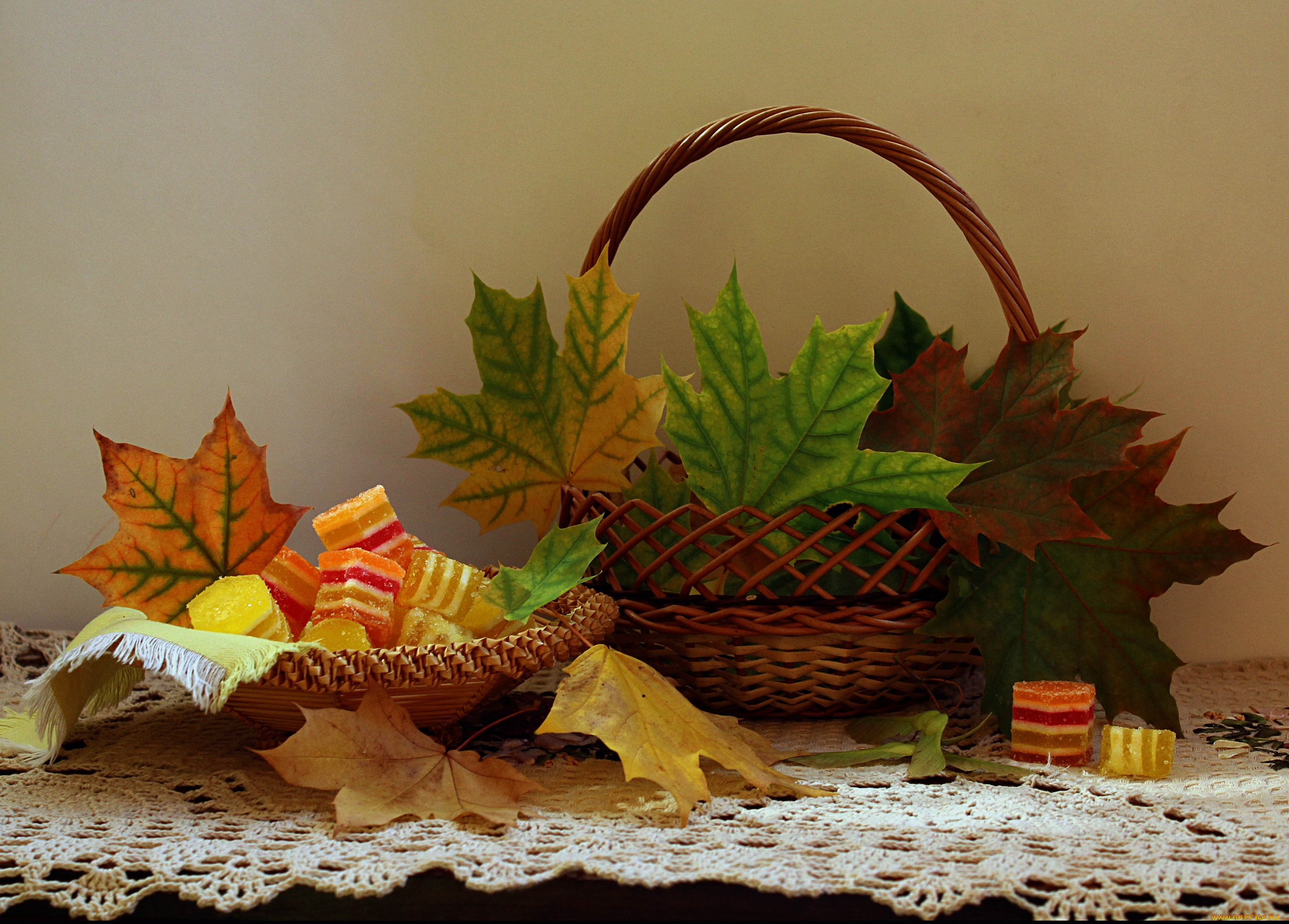еда, конфеты, , шоколад, , сладости, сладости, листья, клен, корзина, осень, натюрморт