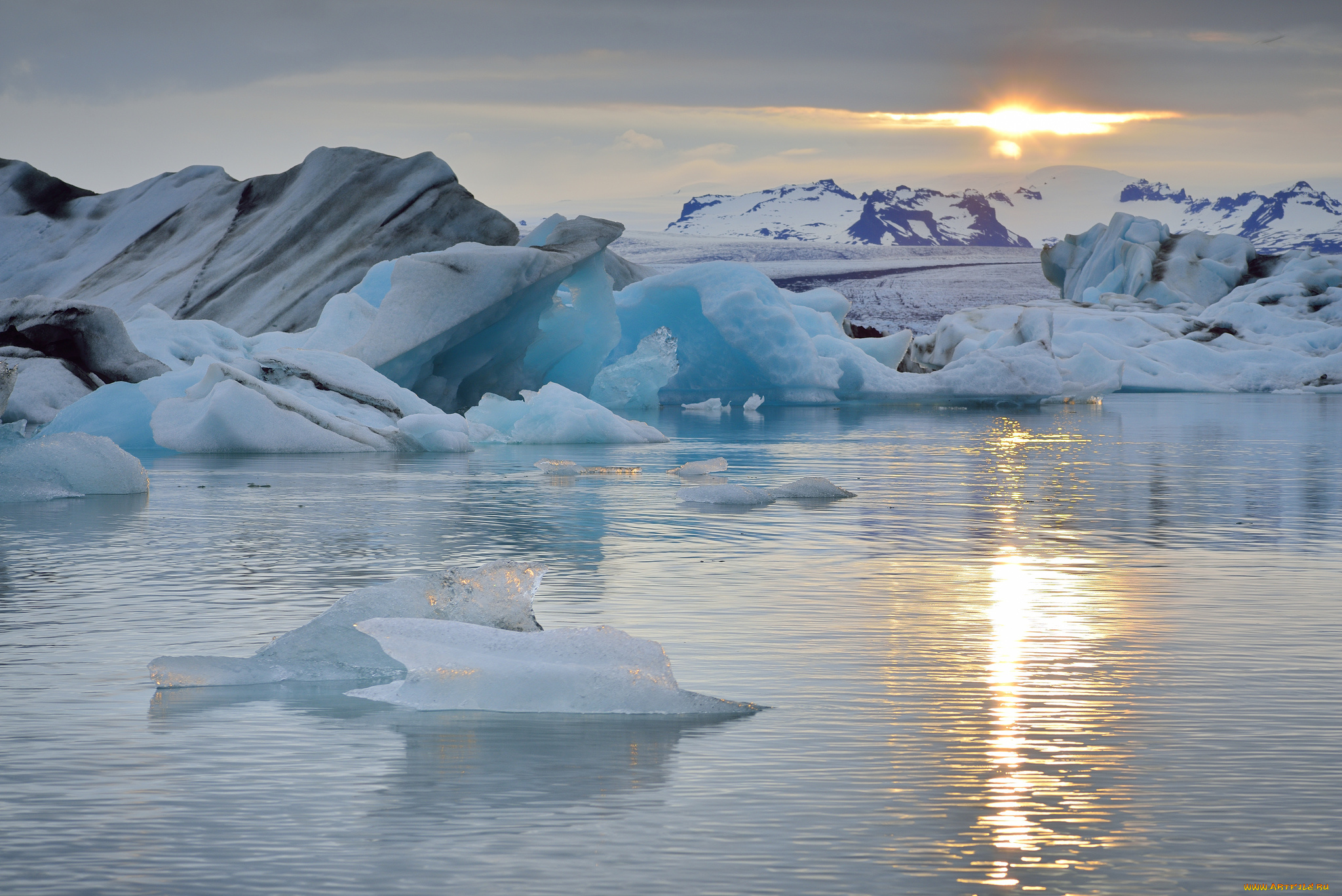Океан покрытый льдом. Антарктида Гренландия Арктика Северный Ледовитый океан. Северный полюс Северный Ледовитый океан. Арктика Северо Ледовитого океана. Северный Ледовитый океан Южный полюс.