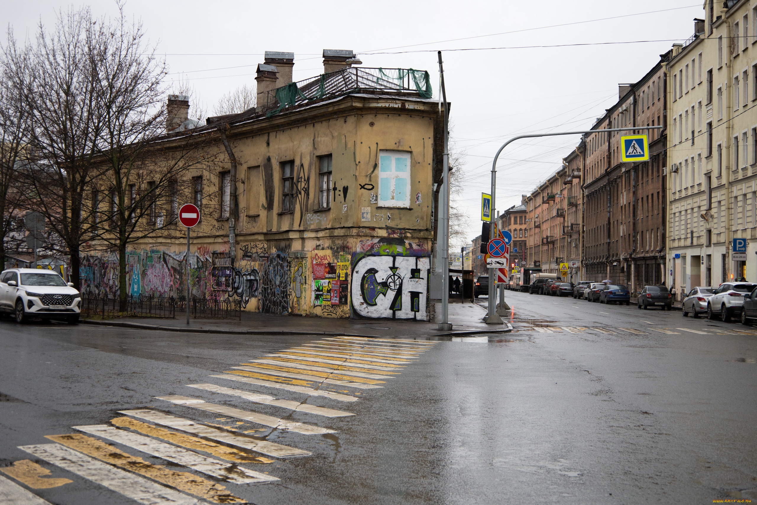 города, санкт-петербург, , петергоф, , россия, санкт, петербург, граффити, пешеходный, переход, дорожный, знак, дорога, старое, здание, автомобиль, фотография