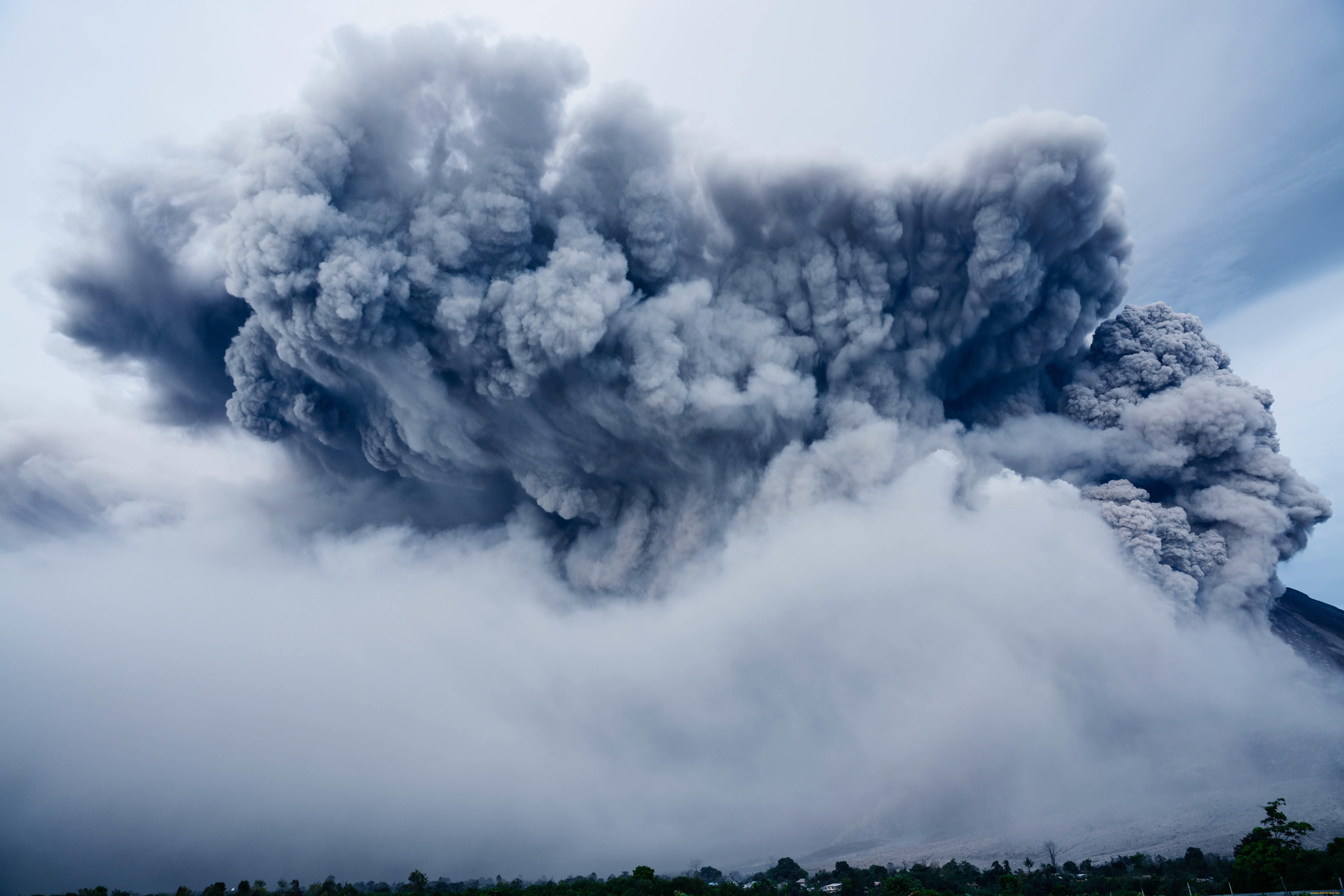 природа, стихия, дым, молния, тучи, небо, кратер, огонь, лава, извержение, вулкан, зарево, клубы