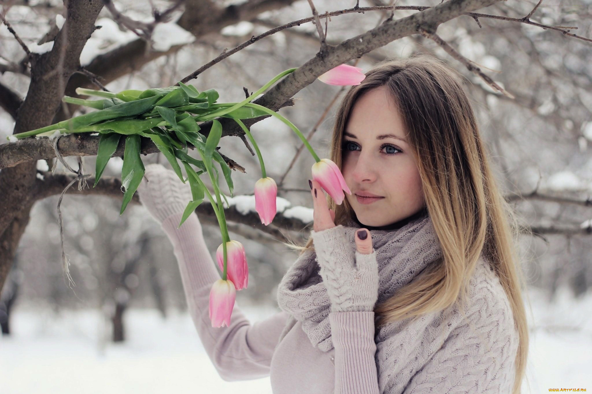 Фото с тюльпанами на улице. Зимняя фотосессия с цветами. Девушка весной.