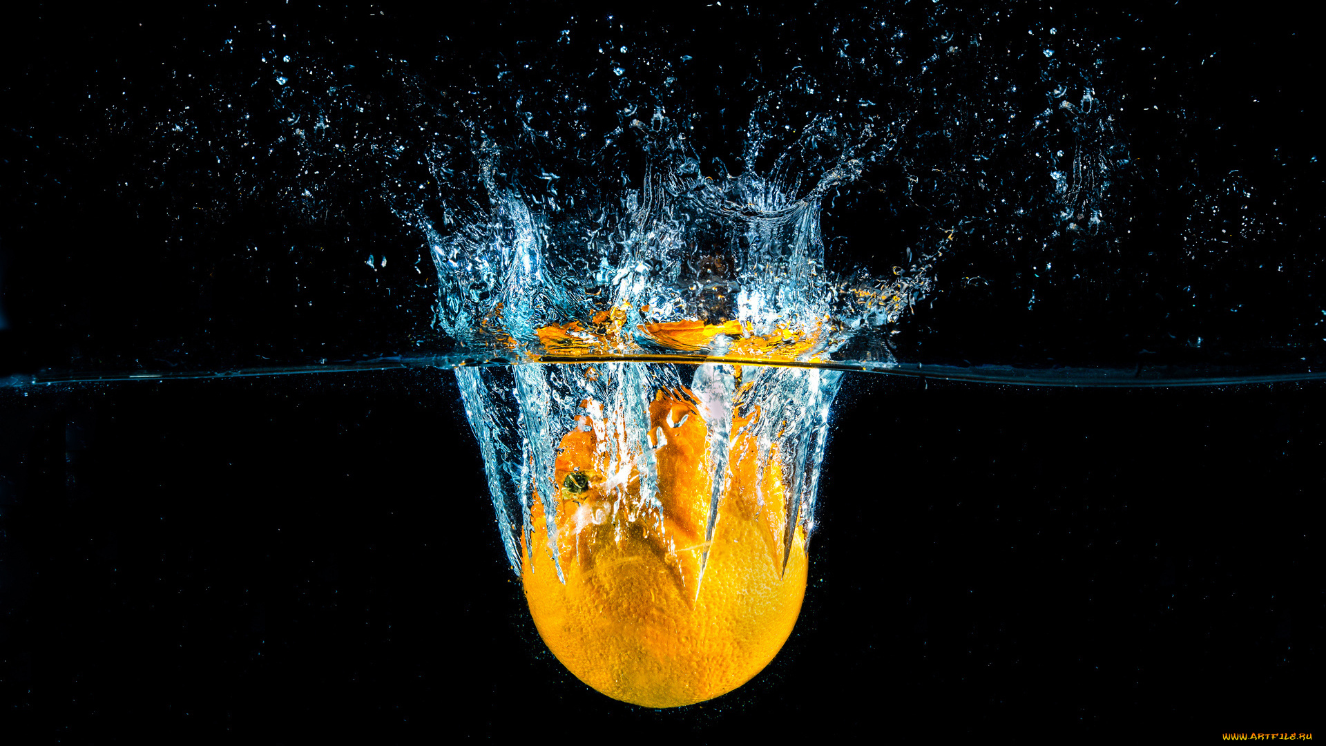 Девушки с апельсином под каплями воды загрузить