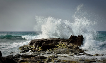 Картинка природа стихия пена брызги прибой скалы океан