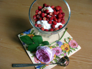 Картинка еда мороженое +десерты земляника роза