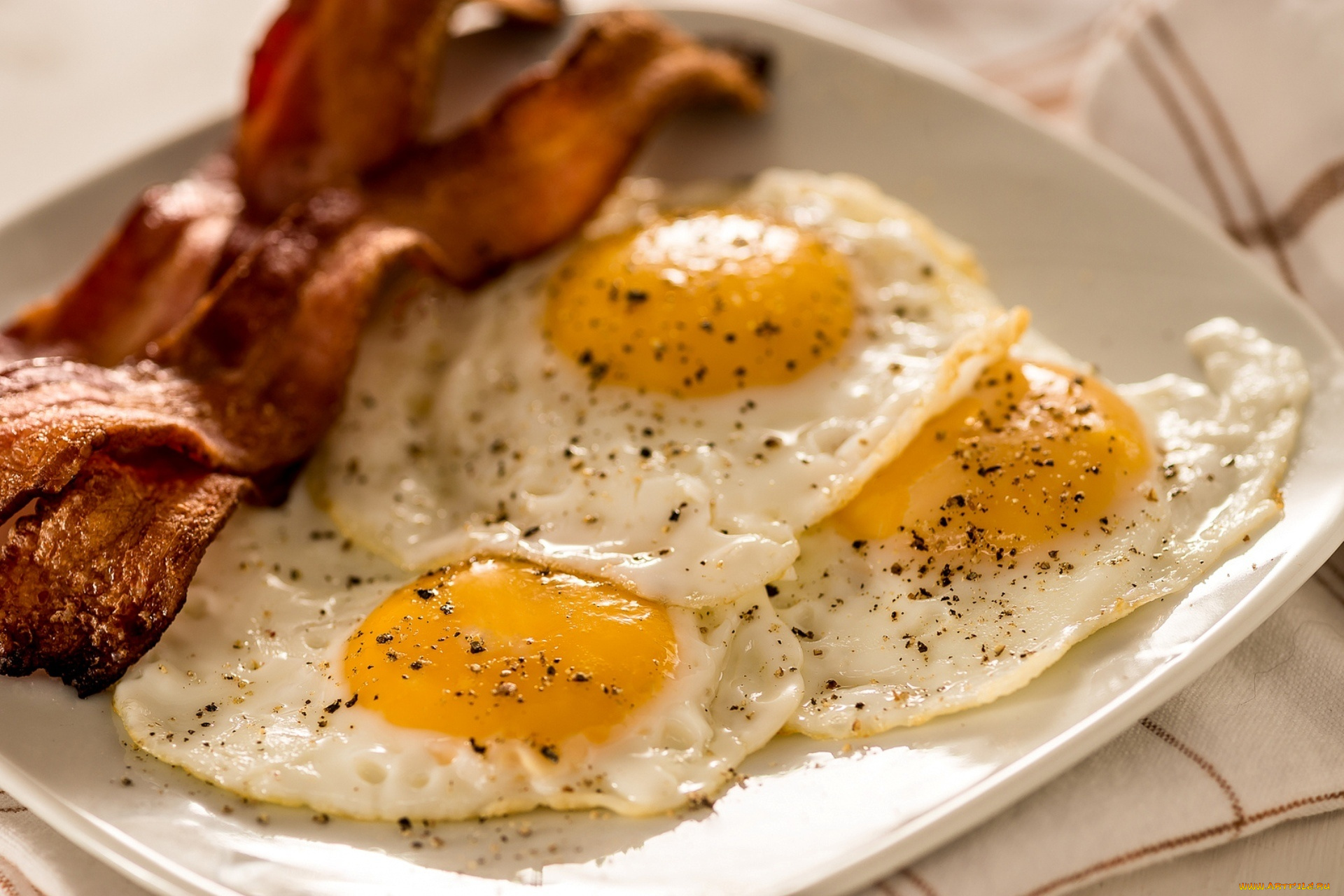 Friend egg. Яичница с беконом. Завтрак яичница с беконом. Глазунья с беконом. Завтрак с беконом и яйцами.